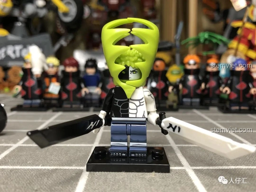 Vũ khí của Minifigure Tobi WM2094: quạt và lưỡi hái.