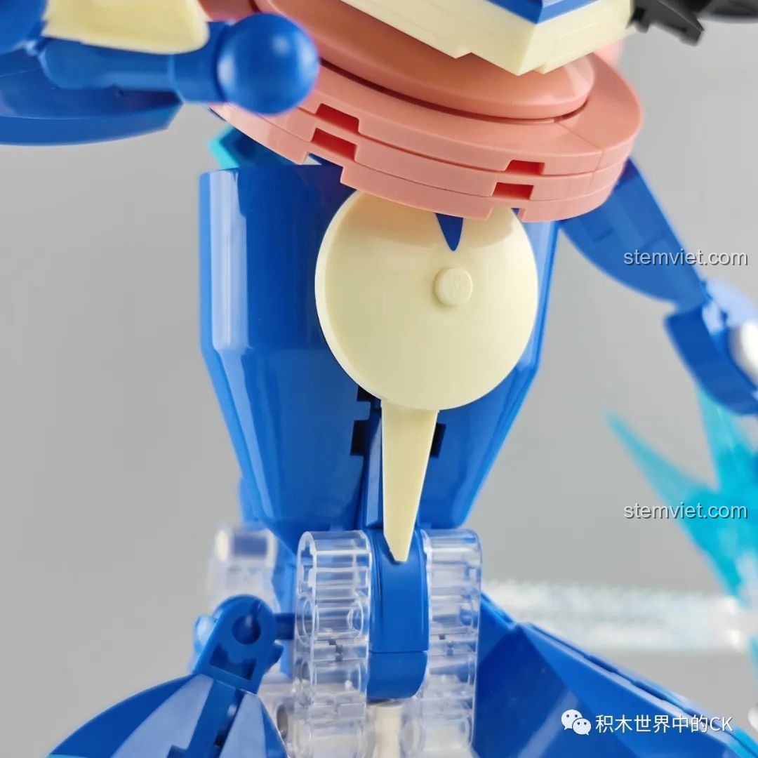 Vũ khí Water Shuriken của Greninja được làm từ các chi tiết trong suốt màu xanh, tạo hiệu ứng nước đẹp mắt.