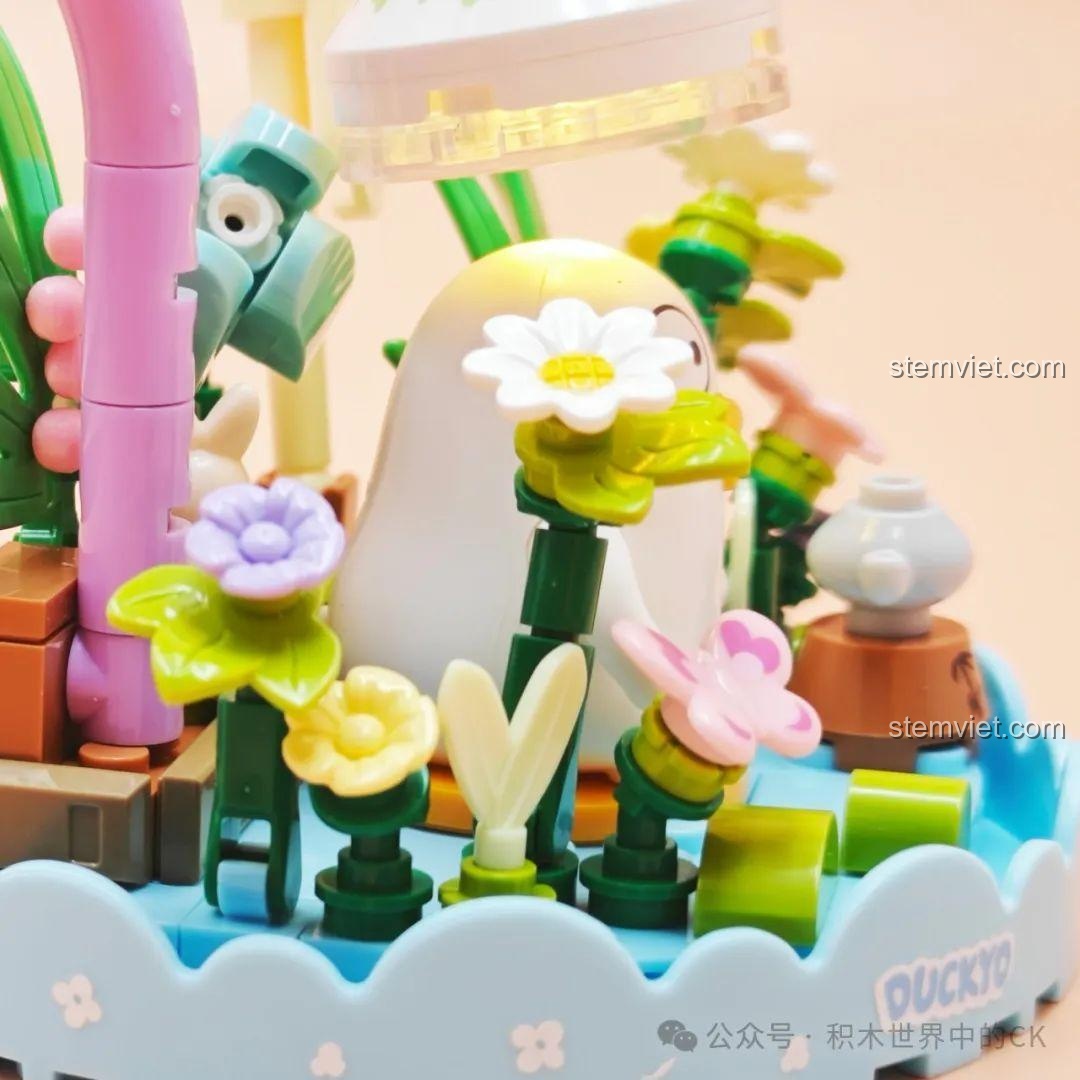 Cận cảnh các bông hoa nhiều màu sắc và một con bướm hồng trong bộ SEMBO 612026. Cảm nhận về thiết kế của SEMBO.