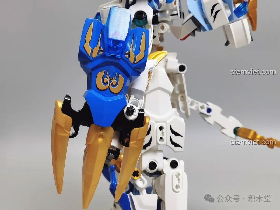 Cận cảnh bộ vuốt hổ lớn trên tay của Robot Mecha Bạch Hổ, một vũ khí tấn công và phòng thủ hiệu quả.