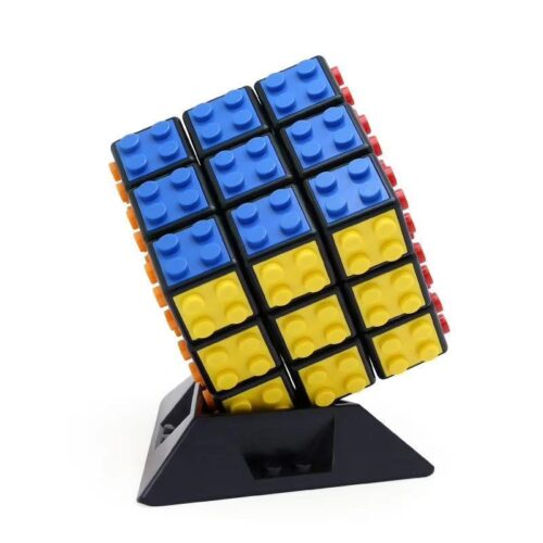 Đồ chơi xếp hình Khối Rubik 3x3 WANGE 094 trên đế trưng bày, món đồ chơi giáo dục cho bé trai và bé gái 6 tuổi giá rẻ.