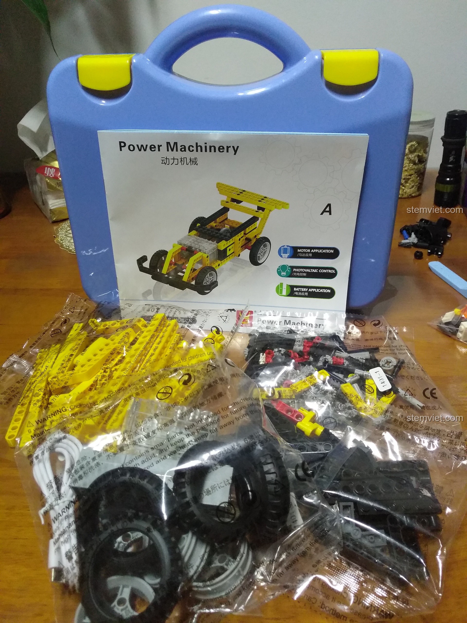 Toàn bộ các chi tiết của bộ lắp ráp WANGE 1401 được sắp xếp gọn gàng, bao gồm các túi mảnh ghép, sách hướng dẫn và bộ phận động cơ.