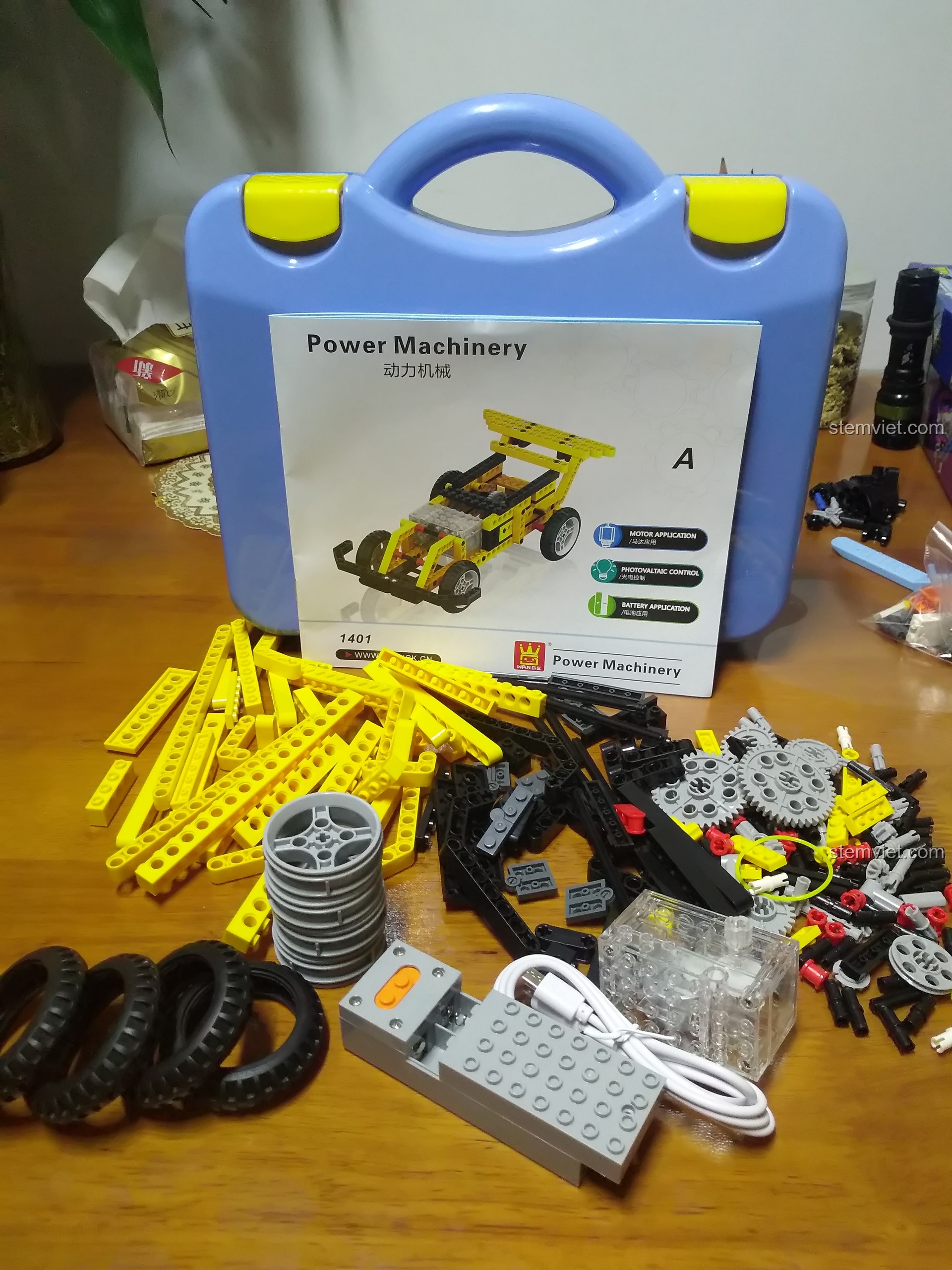 Các mảnh ghép nhựa ABS màu vàng và xám của bộ WANGE 1401 được sắp xếp riêng biệt, cho thấy sự đa dạng về hình dạng và kích thước.