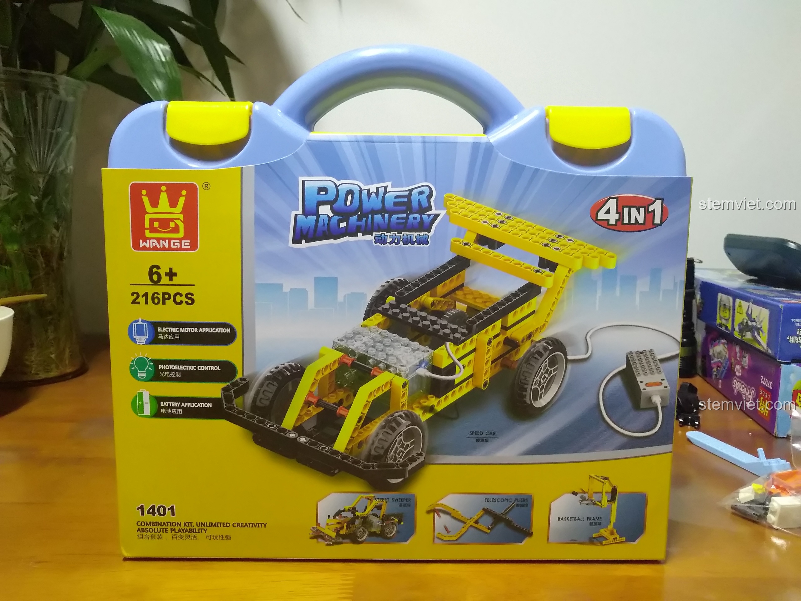 Hộp đồ chơi WANGE 1401 Power Machinery 4 trong 1, với hình ảnh xe đua màu vàng nổi bật, kèm theo các biểu tượng tính năng.