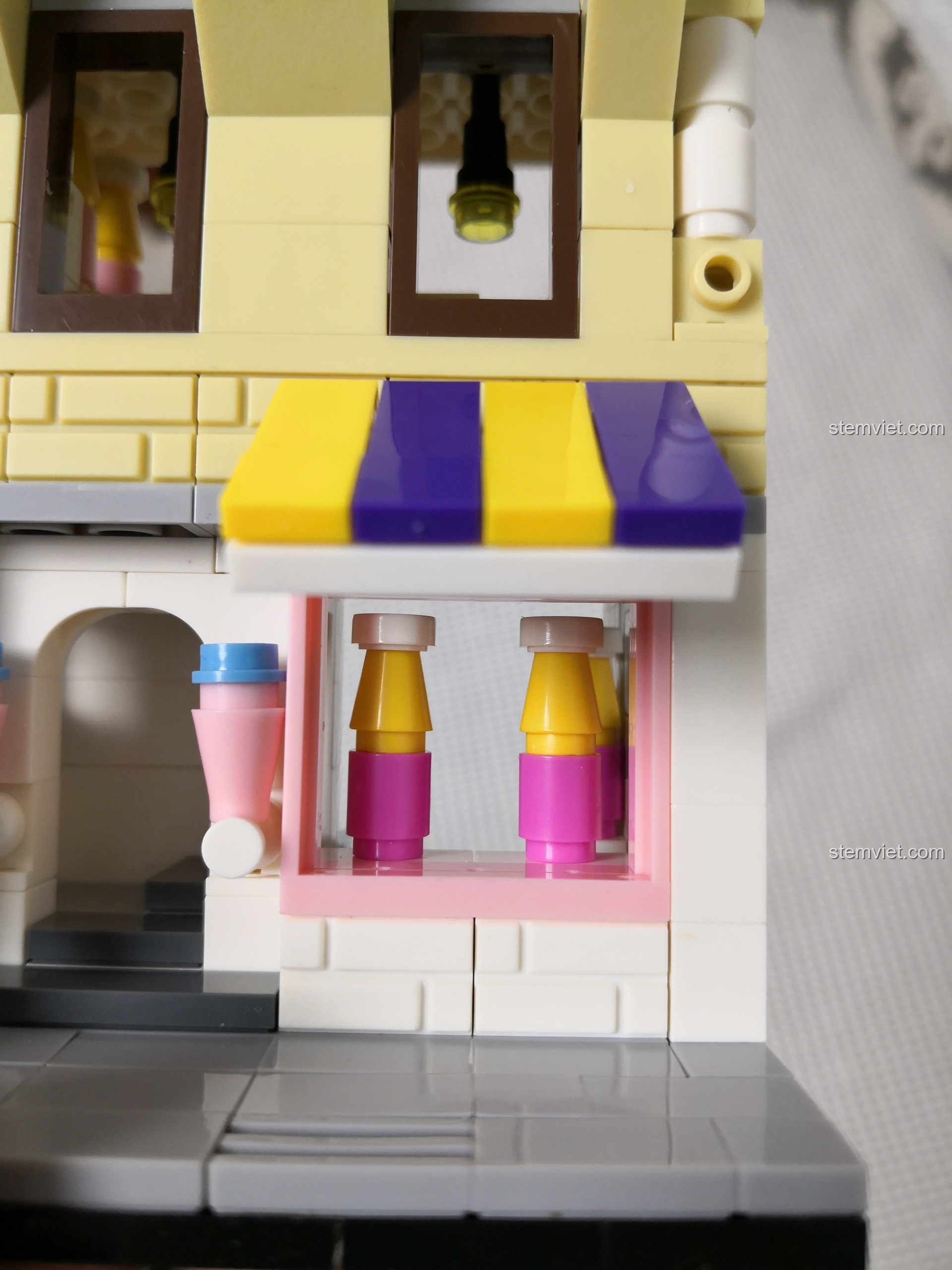 Chi tiết bên trong cửa hàng bánh ngọt mini WANGE 2311, trưng bày các mô hình bánh kem.