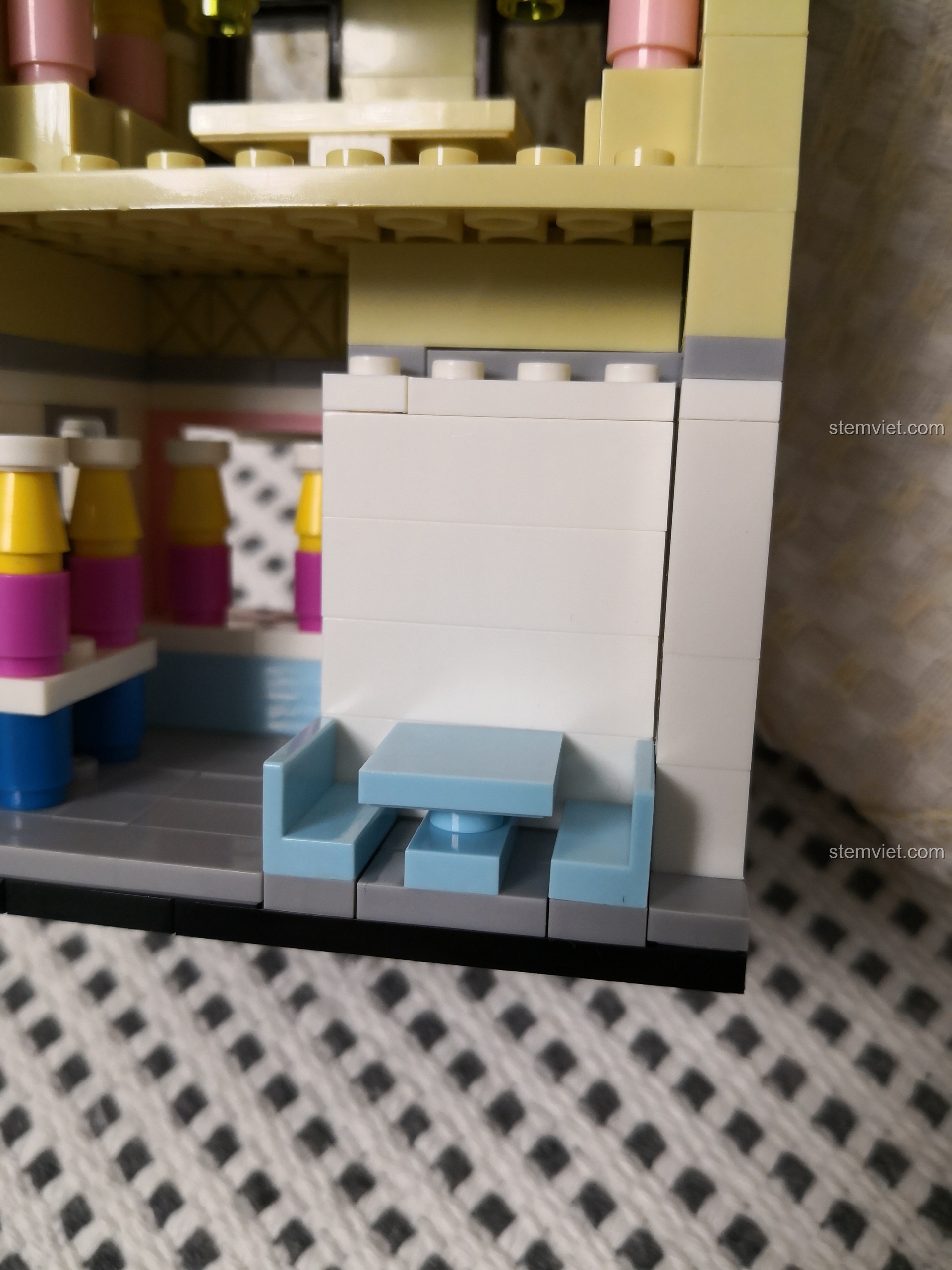 Cận cảnh các chi tiết lắp ráp của bộ WANGE 2311 Cửa hàng bánh ngọt mini, cho thấy chất lượng nhựa.