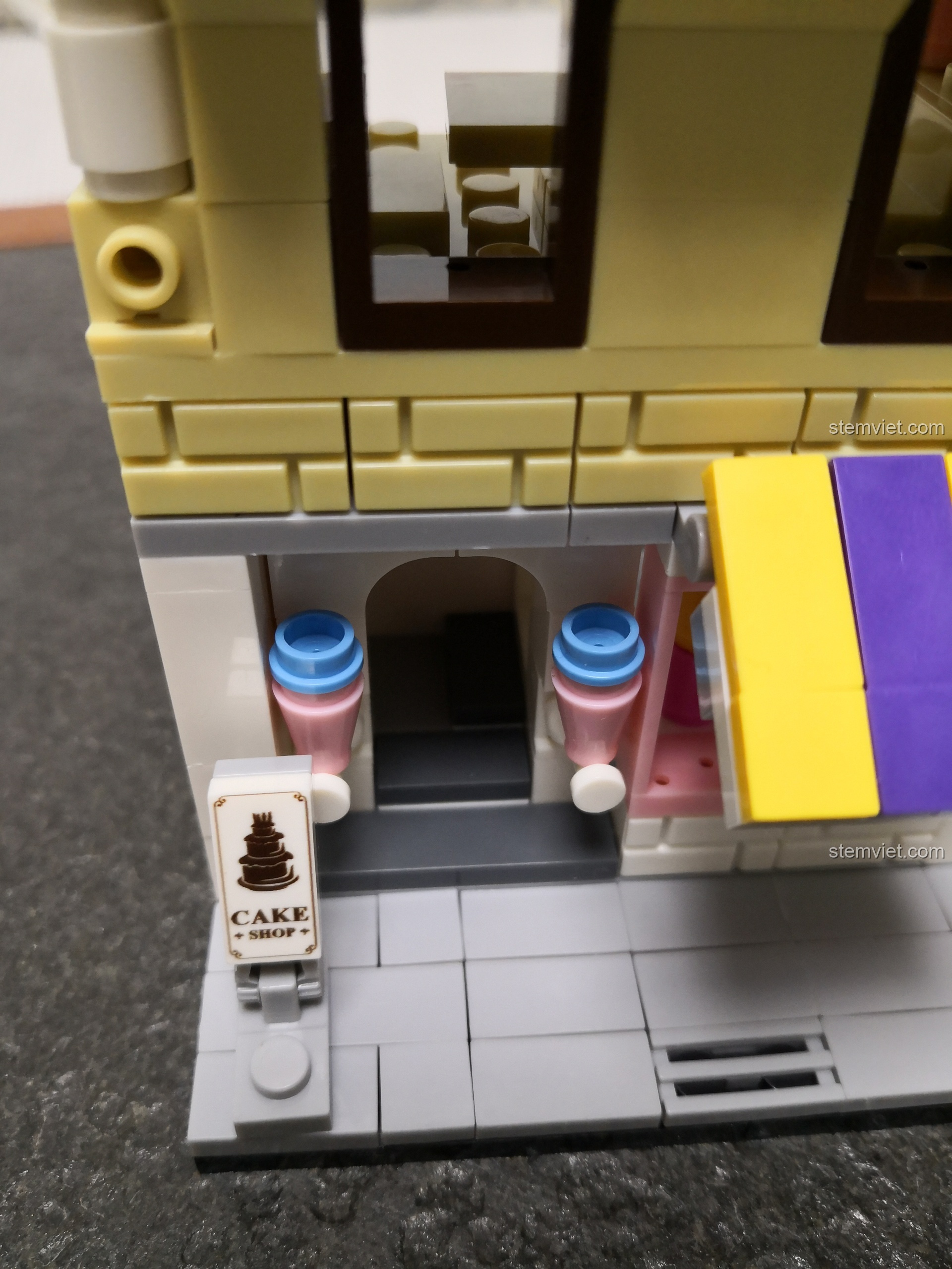 Chi tiết cửa ra vào của bộ lắp ráp WANGE 2311 Cửa hàng bánh ngọt mini, có biển hiệu 