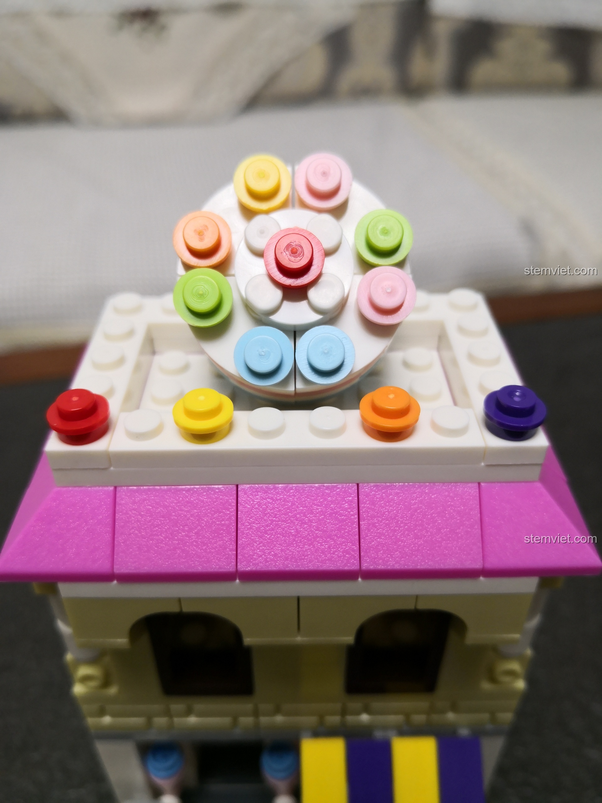 Cận cảnh chi tiết trang trí trên mái của bộ lắp ráp WANGE 2311 Cửa hàng bánh ngọt mini.