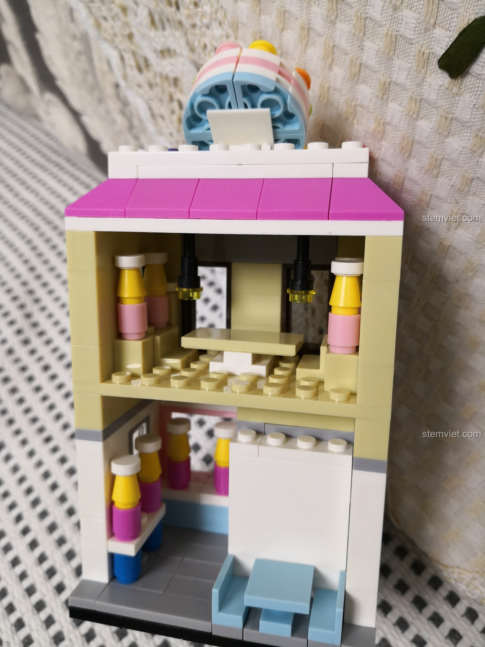 Bộ lắp ráp WANGE 2311 Cửa hàng bánh ngọt mini mở ra, cho thấy không gian bên trong.