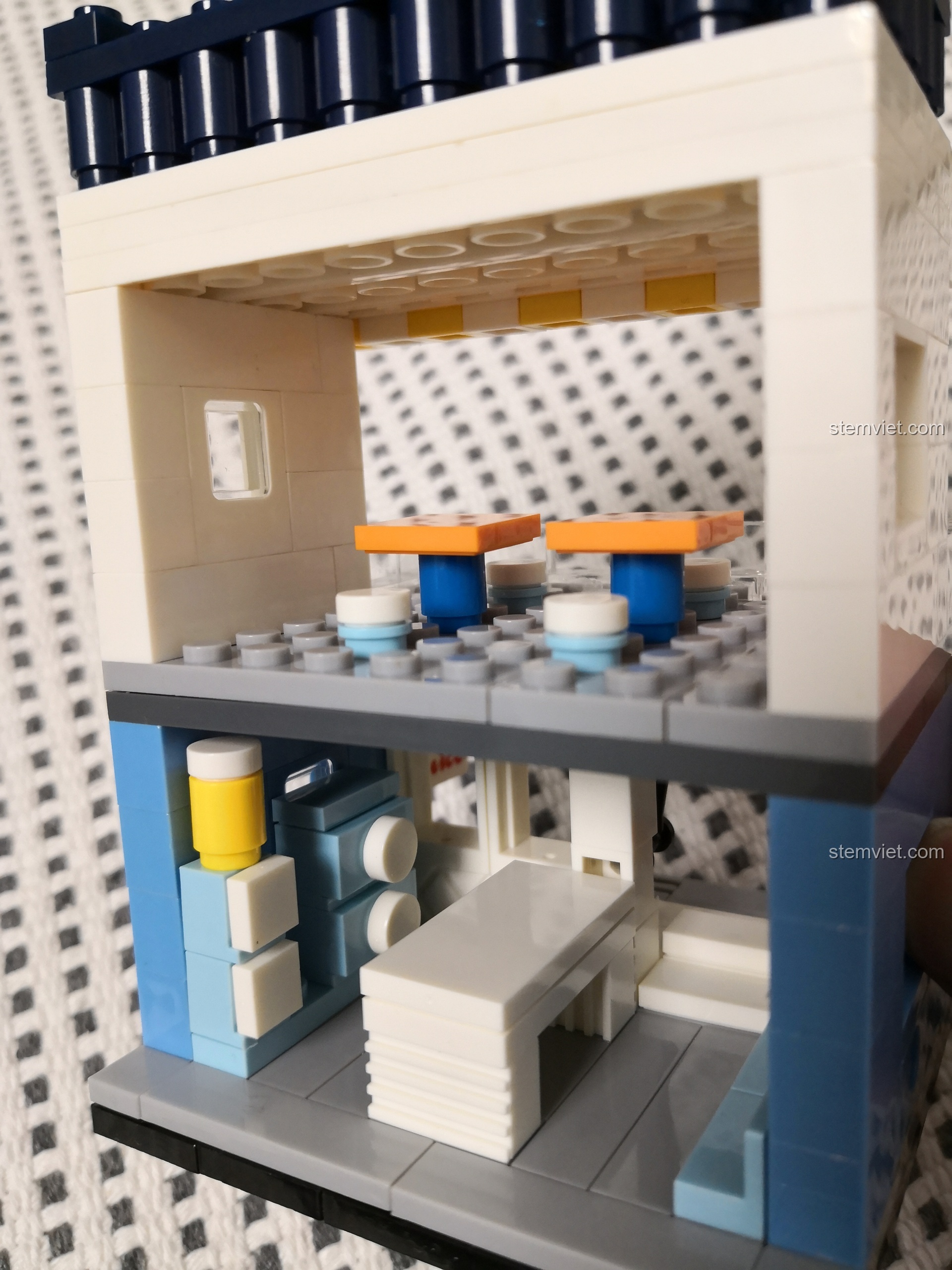 Bên trong tầng dưới của cửa hàng nước ép WANGE 2312 với quầy pha chế và các vật dụng.