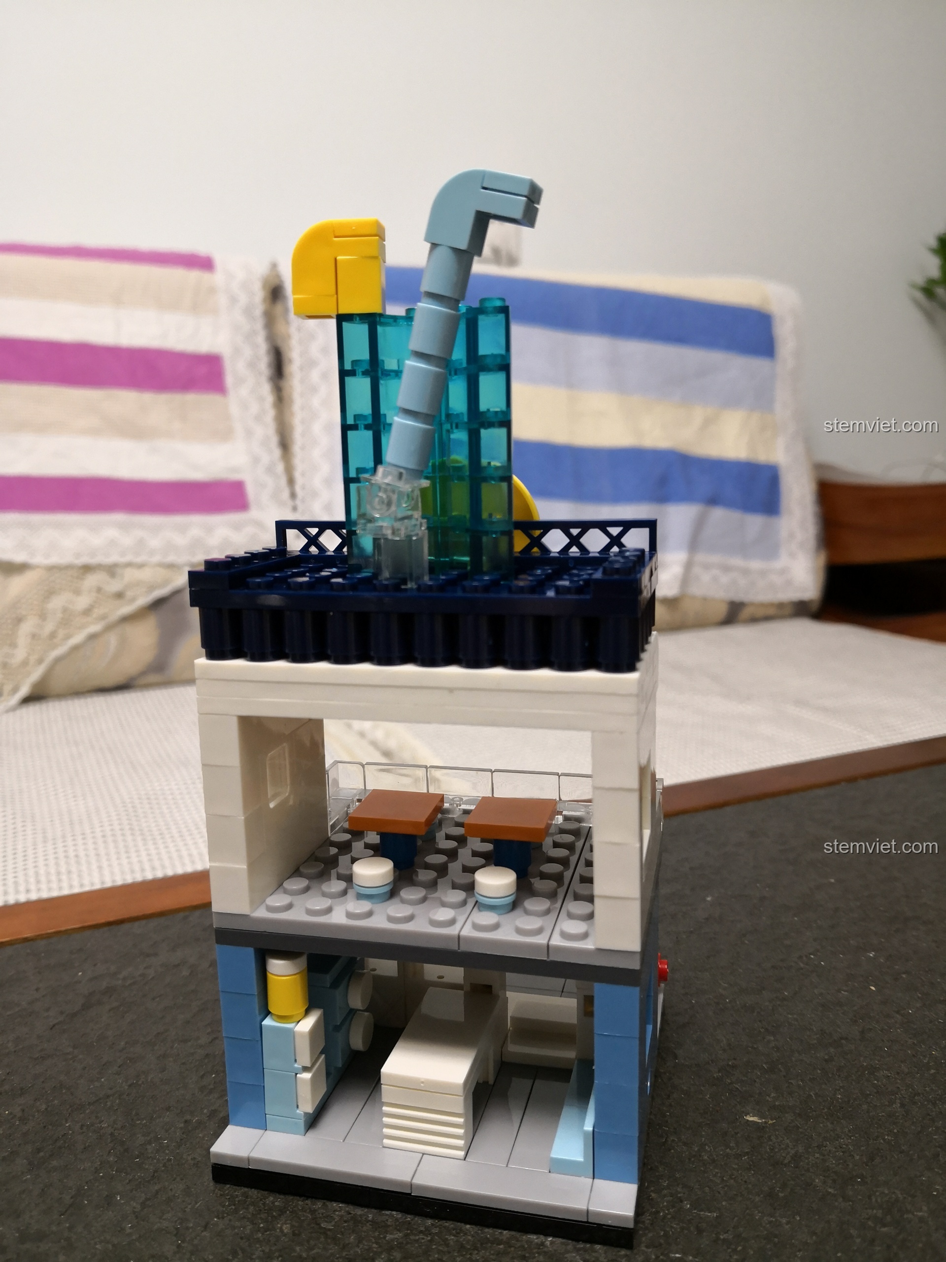 Mô hình cửa hàng nước ép trái cây mini WANGE 2312 nhìn từ góc nghiêng, khoe trọn vẻ đẹp.