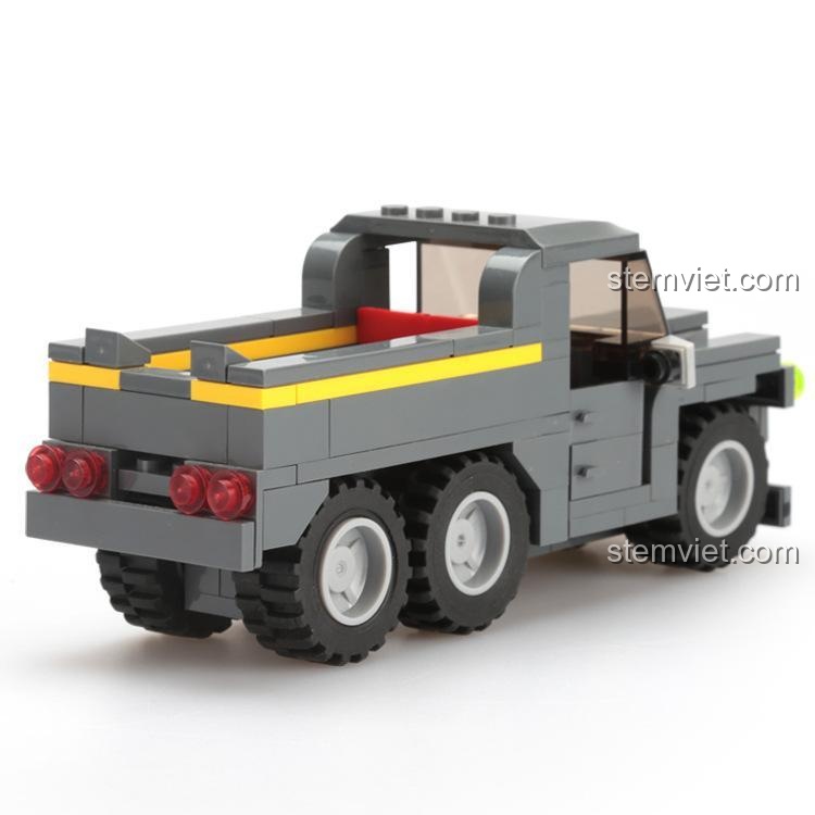 Mặt sau của bộ lắp ghép Xe Tải Quân Sự WANGE 2660, thể hiện chi tiết phần thùng xe và bánh sau.