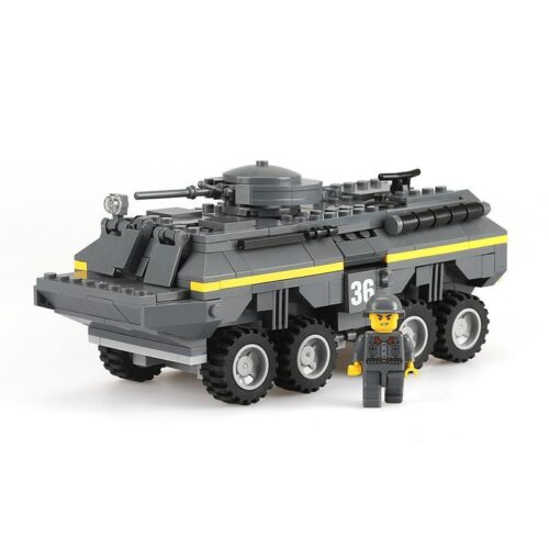 Mô hình đồ chơi mô hình Xe Bọc Thép WANGE 3661 hoàn chỉnh với minifigure lính đứng cạnh, phù hợp cho con trai 6 tuổi.