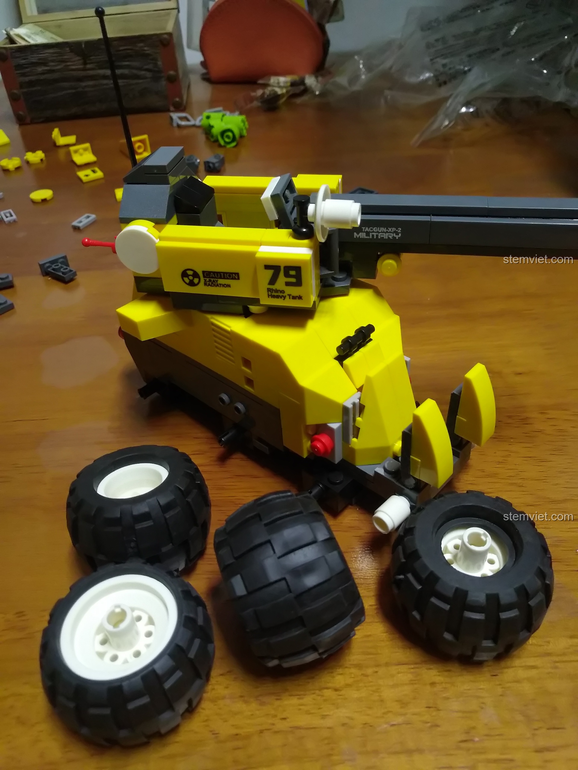 Cận cảnh các bánh lốp của xe tăng Rhino WANGE 3668, với thiết kế gai lốp chi tiết, sẵn sàng cho mọi địa hình.