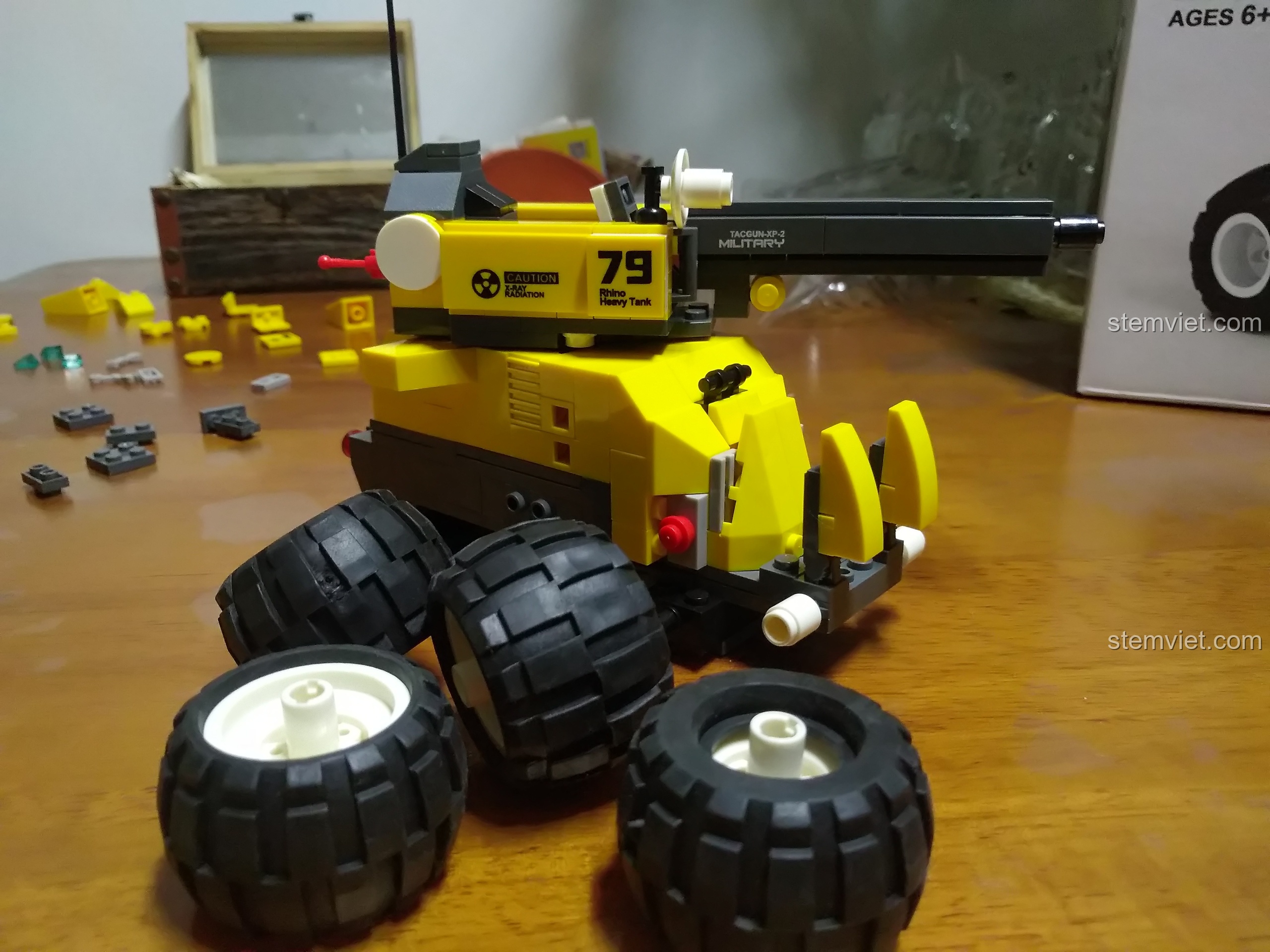 Bốn bánh lốp lớn và độc đáo của xe tăng Rhino WANGE 3668, sẵn sàng được lắp vào để hoàn thiện mô hình.