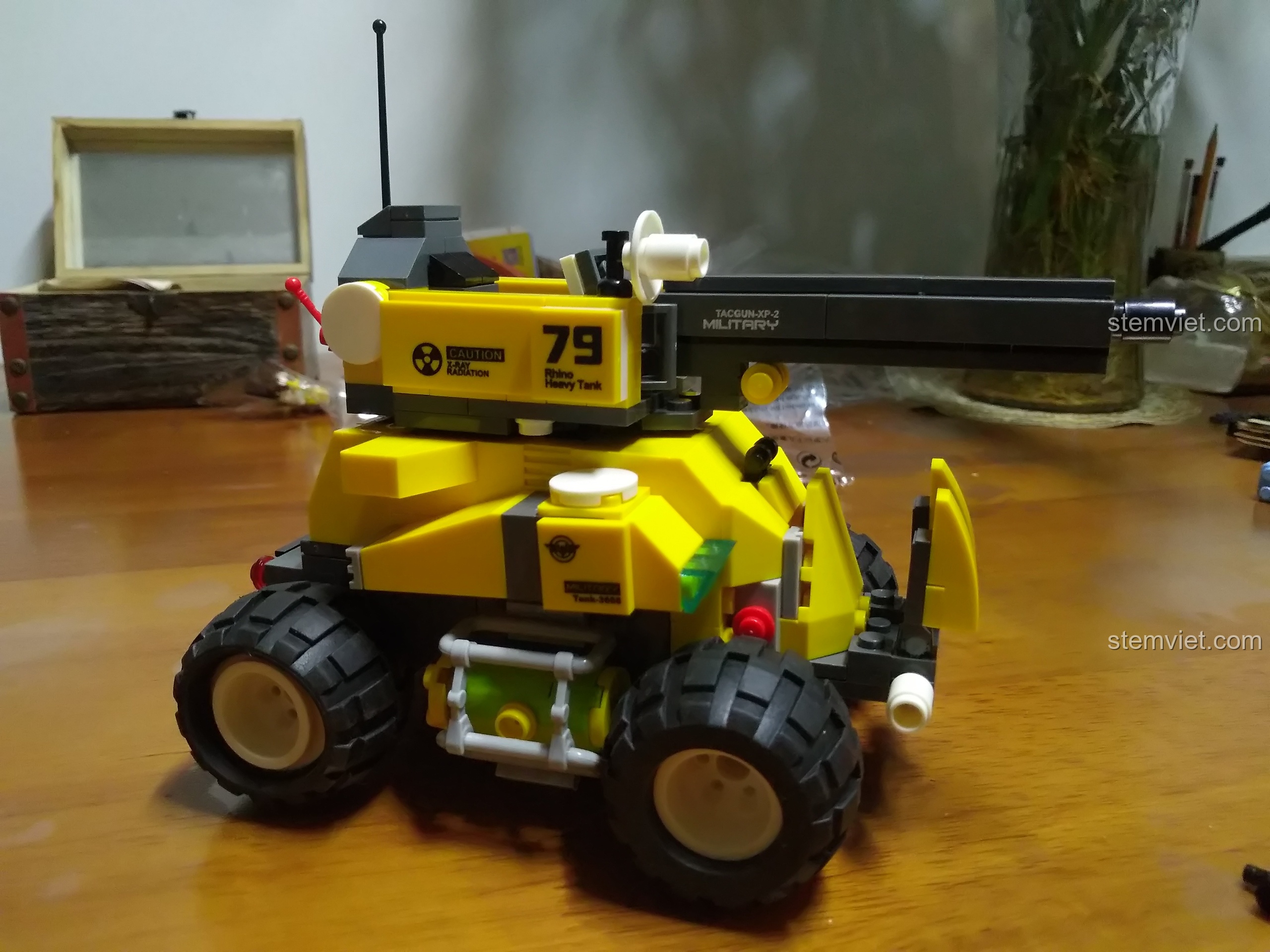 Mô hình xe tăng hạng nặng Rhino WANGE 3668 đã hoàn thành, sẵn sàng trưng bày hoặc tham gia các trận chiến tưởng tượng.