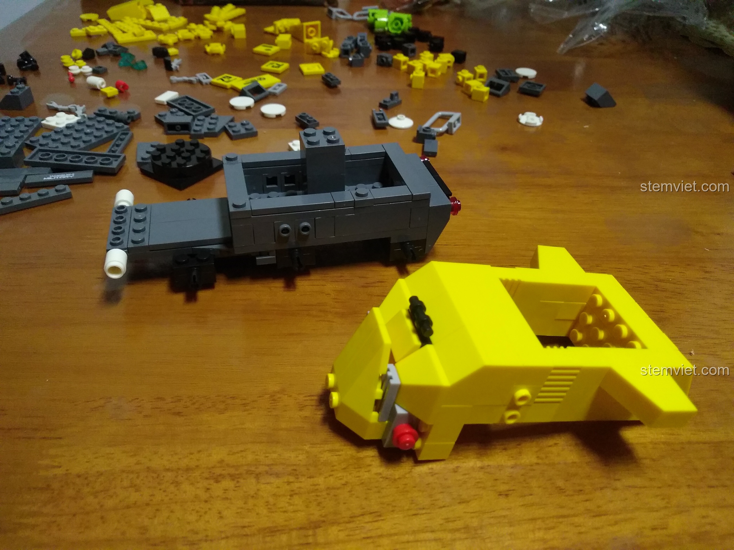 Bắt đầu lắp ráp thân xe tăng Rhino WANGE 3668, phần khung gầm màu xám và vỏ xe màu vàng đang dần hình thành.