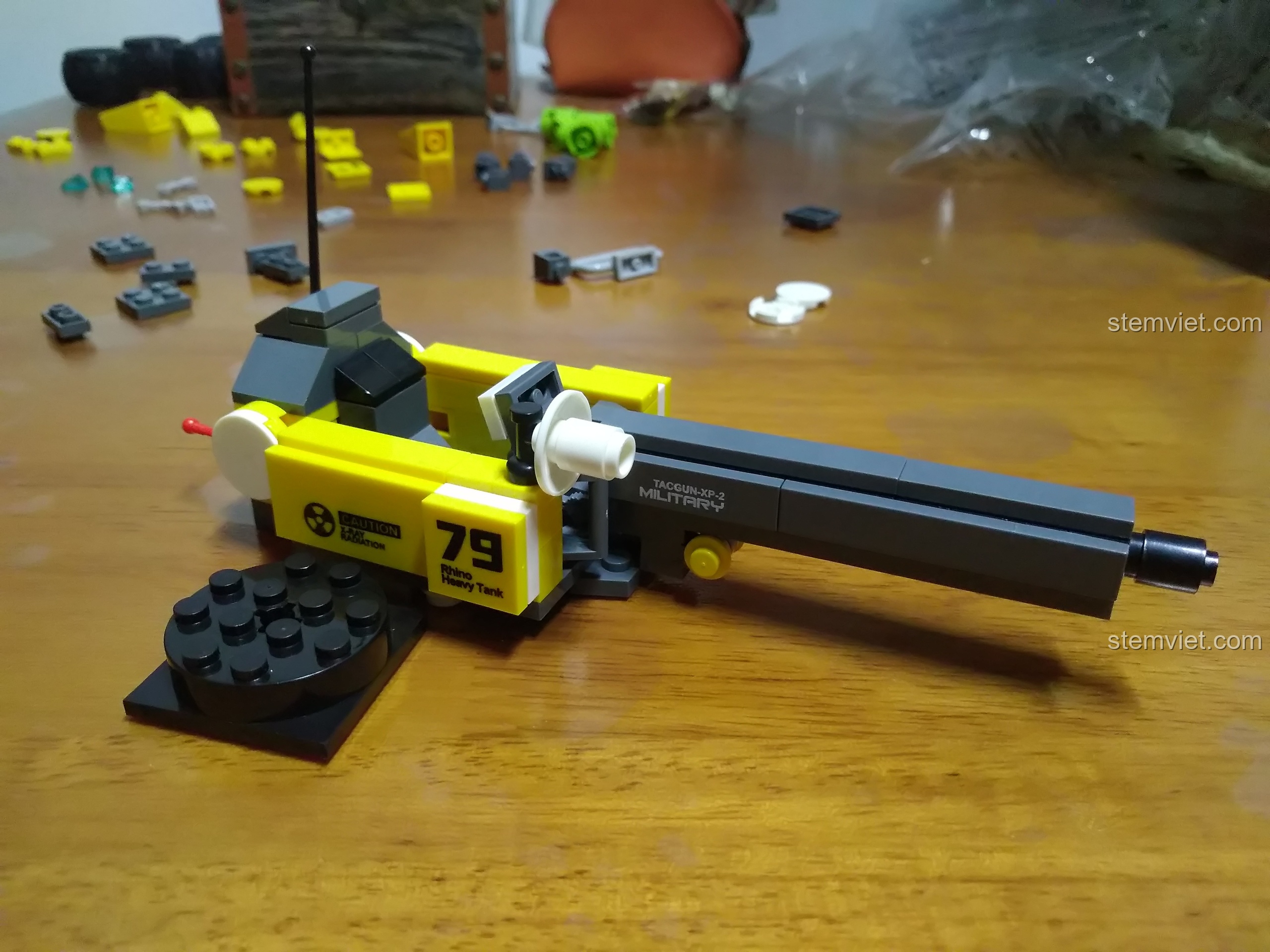 Lắp ráp tháp pháo xoay của xe tăng Rhino WANGE 3668, với nòng pháo dài và chi tiết sắc nét.