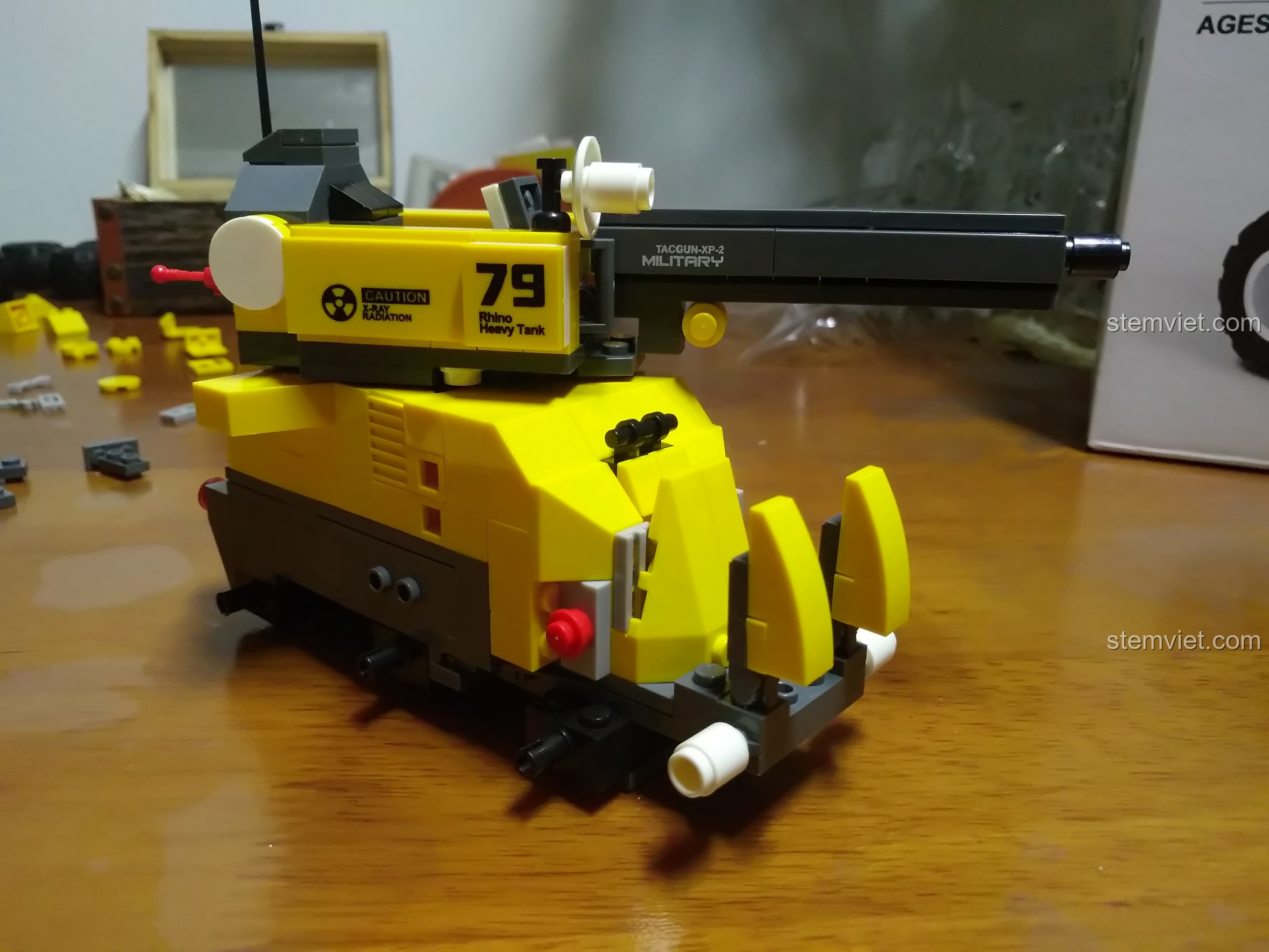 Xe tăng Rhino WANGE 3668 với tháp pháo đã được gắn lên thân xe, tạo nên hình dáng hoàn chỉnh của cỗ máy chiến đấu.