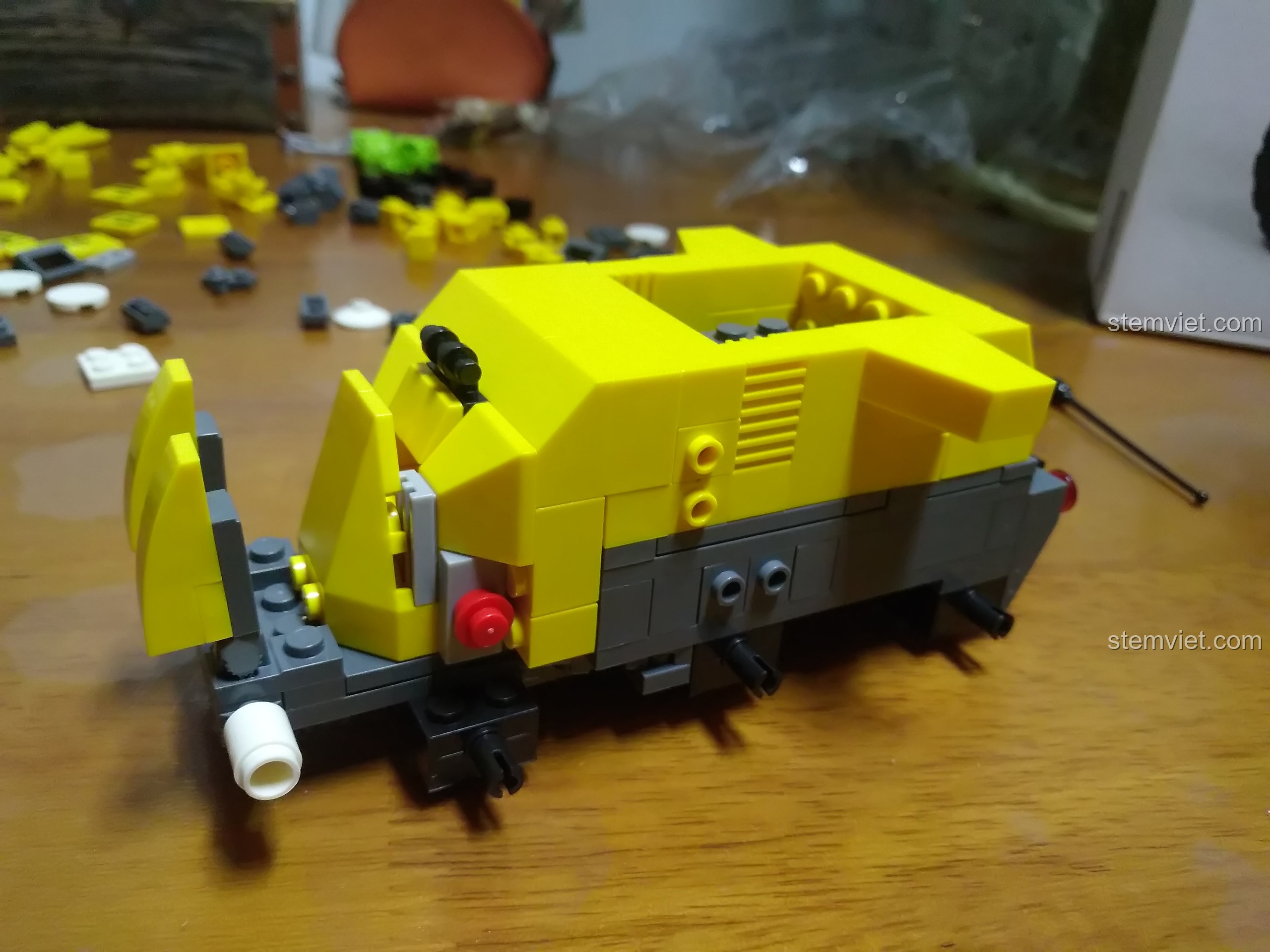 Thân xe tăng Rhino WANGE 3668 đã được lắp ráp hoàn chỉnh, với thiết kế mạnh mẽ và màu sắc nổi bật.