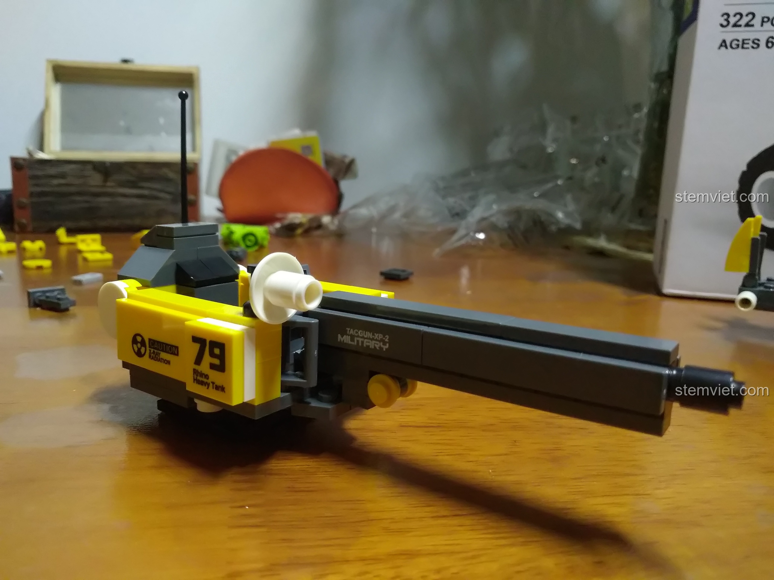 Cận cảnh tháp pháo xe tăng Rhino WANGE 3668 với ăng-ten và các chi tiết cảnh báo, thể hiện sự chú ý đến từng mảnh ghép.