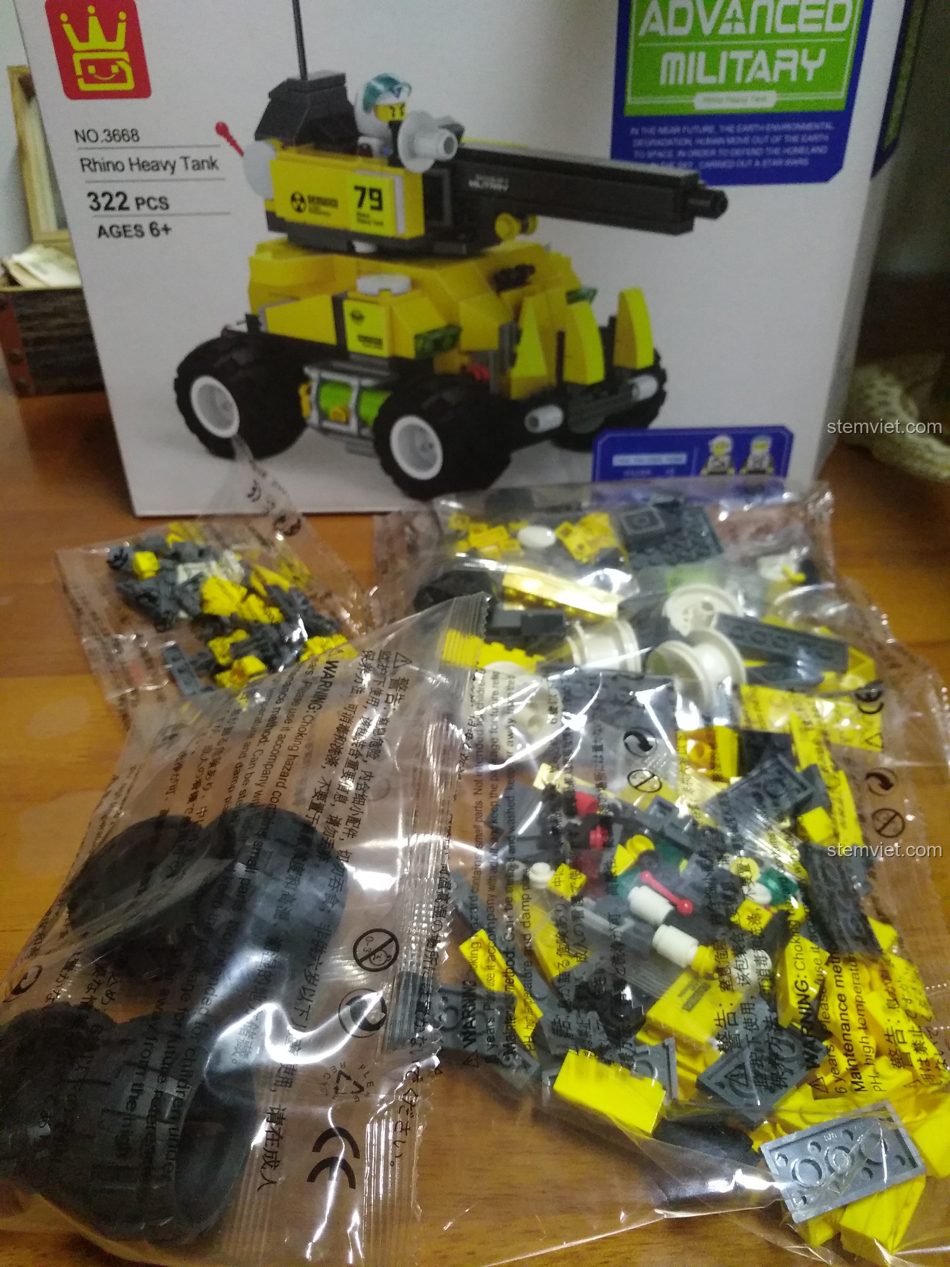 Hộp và các túi chi tiết của bộ lắp ráp WANGE 3668 Xe tăng Rhino, sẵn sàng cho trải nghiệm lắp ráp đầy thú vị.