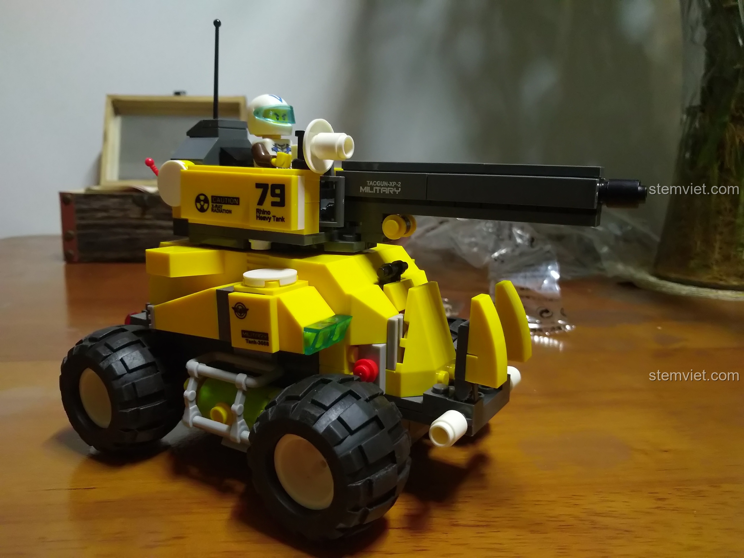 Xe tăng Rhino WANGE 3668 cùng minifigure lính lái xe, tạo nên một cảnh tượng sống động và hoàn chỉnh cho mô hình.