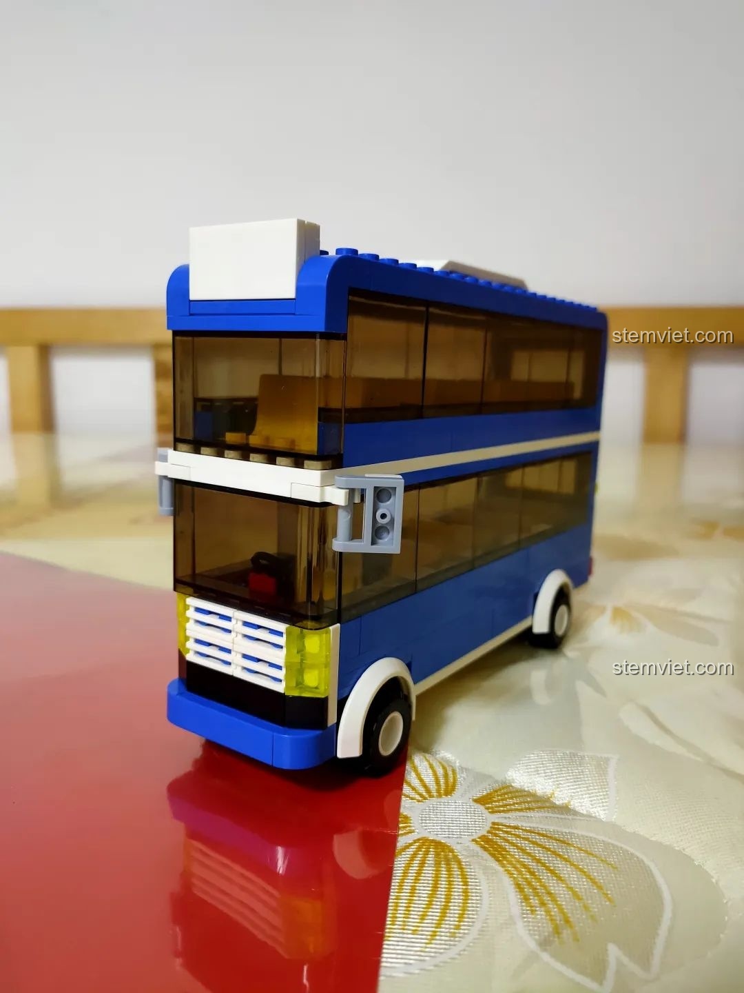 Cận cảnh chi tiết bánh xe và đèn xe của mô hình Wange 3970.