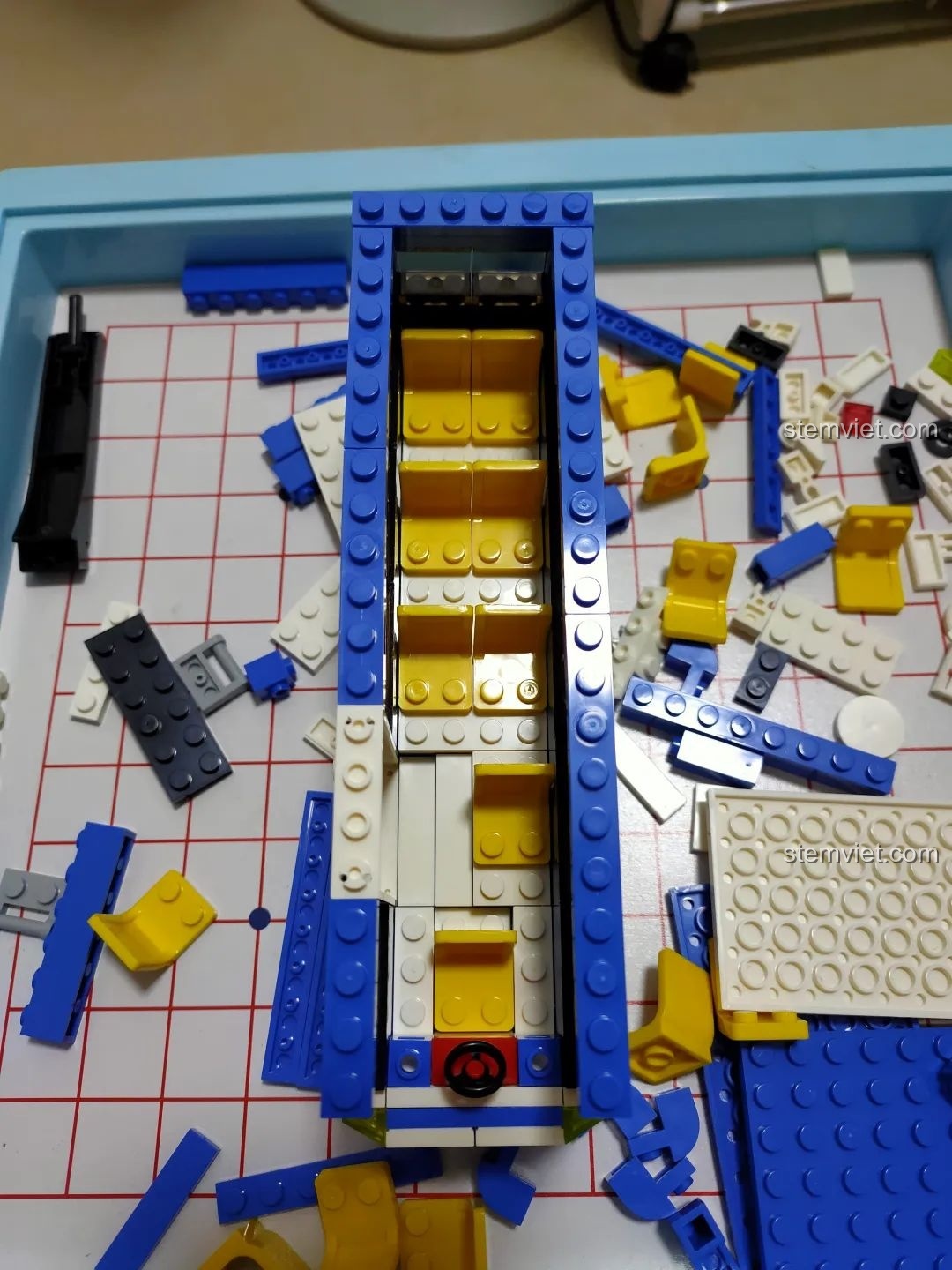 Cận cảnh chi tiết cửa xe của mô hình Wange 3970 có thể mở ra.