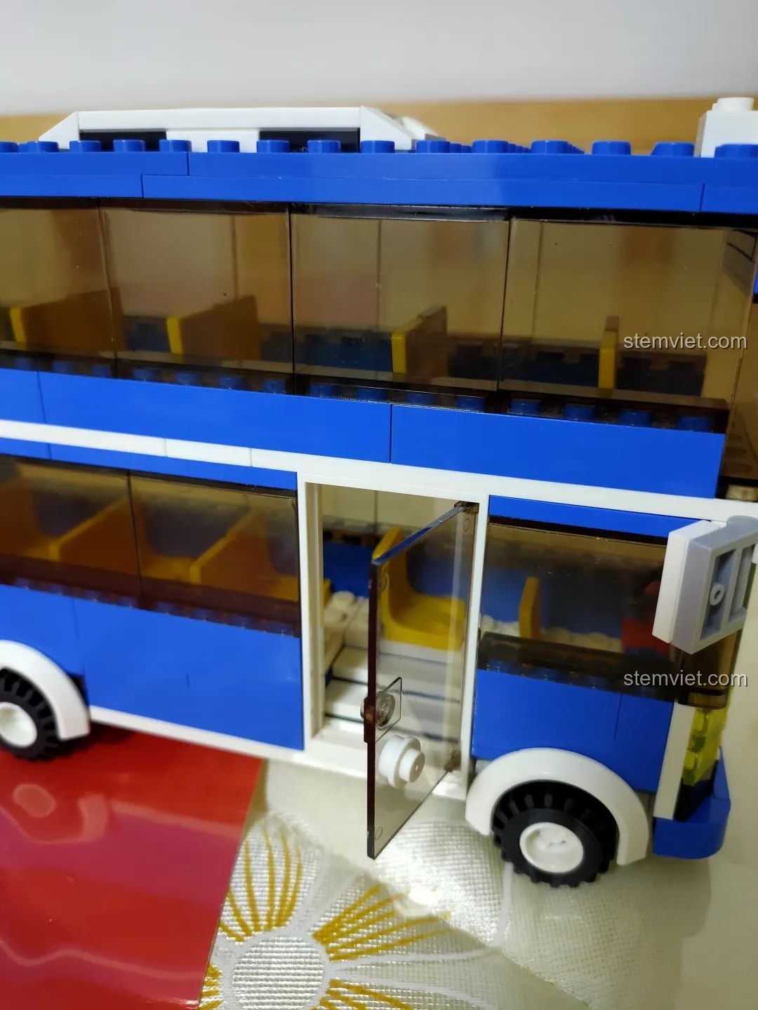 Mô hình xe buýt hai tầng Wange 3970 đã hoàn thiện, nhìn từ bên hông.