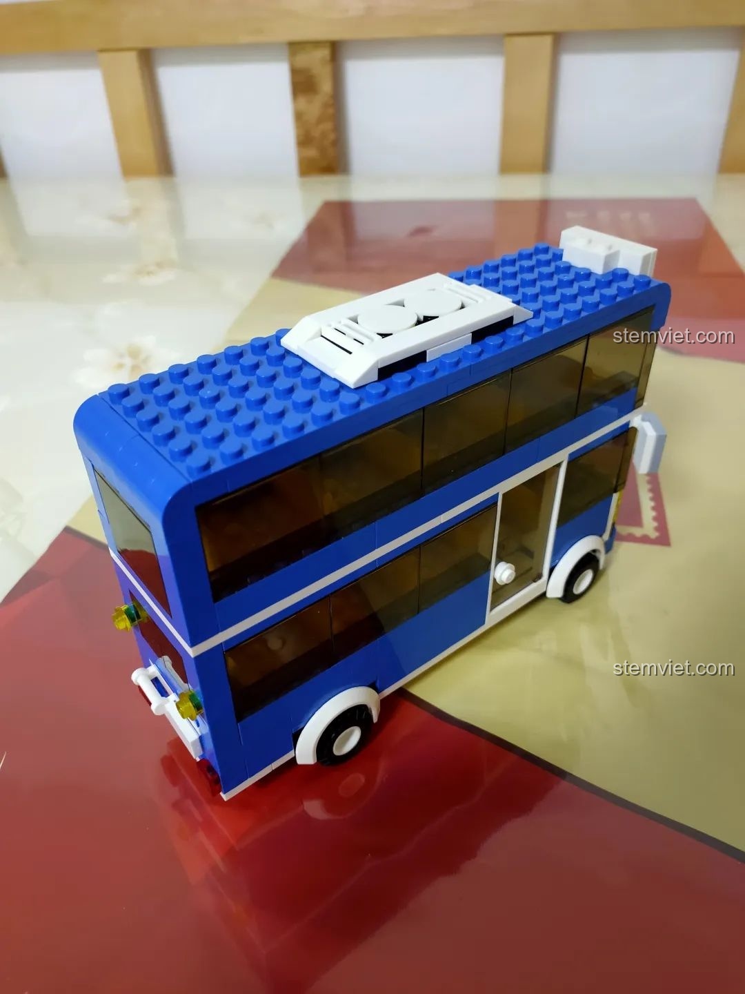 Mô hình xe buýt hai tầng Wange 3970 đã hoàn thiện, nhìn từ phía sau.