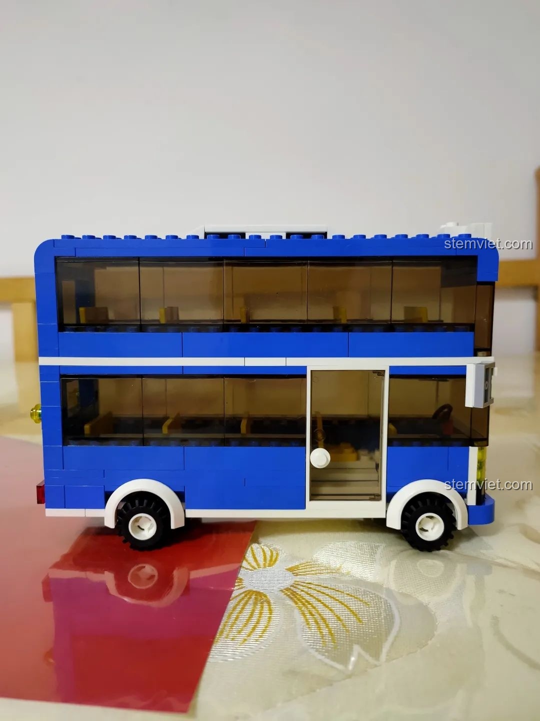 Mô hình xe buýt hai tầng Wange 3970 đã hoàn thiện, nhìn từ phía trước.