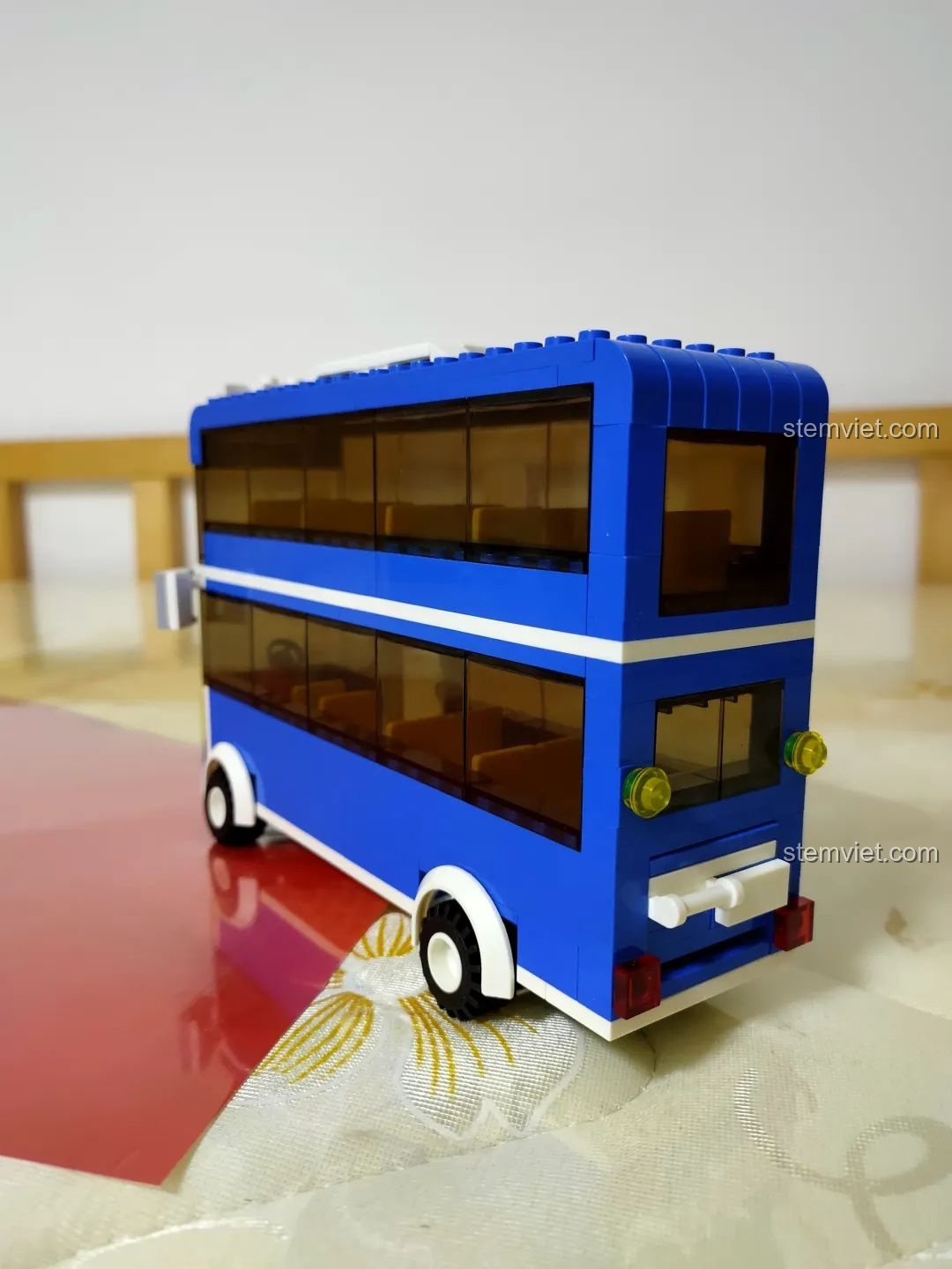 Các mảnh kính trong suốt được lắp vào cửa sổ xe buýt hai tầng Wange 3970.