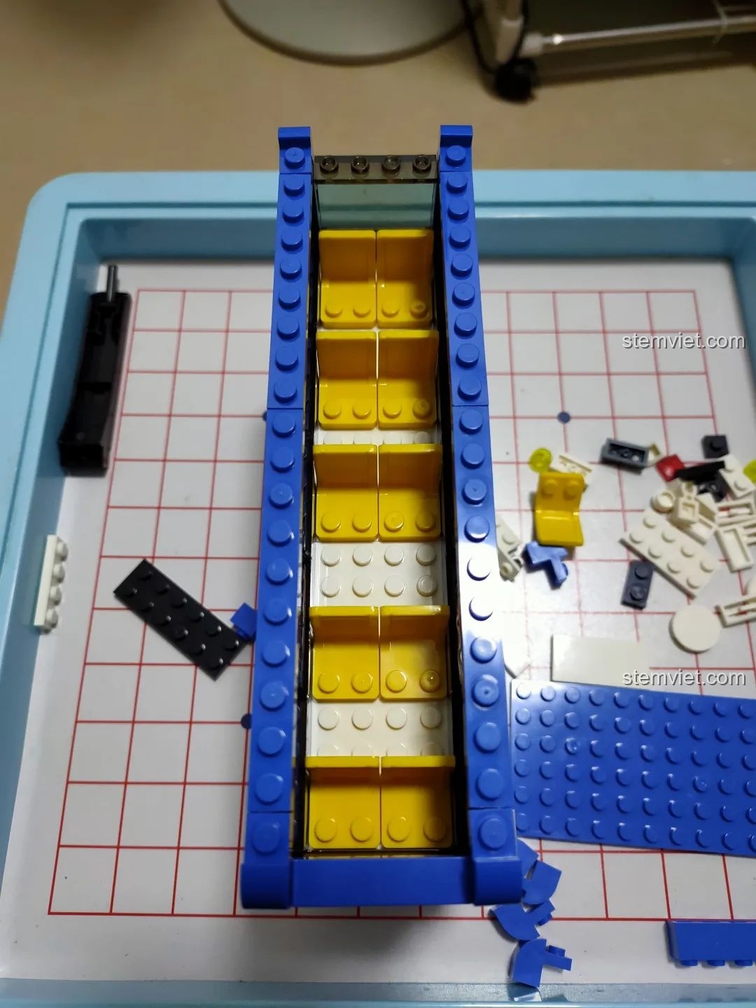 Bên trong mô hình xe buýt hai tầng Wange 3970 với các ghế ngồi màu vàng.