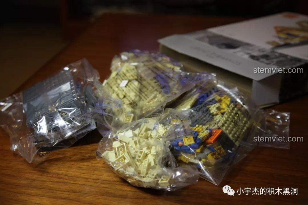 Các túi mảnh ghép bên trong bộ đồ chơi xây dựng Kỳ quan thế giới cổ đại WANGE 4210.