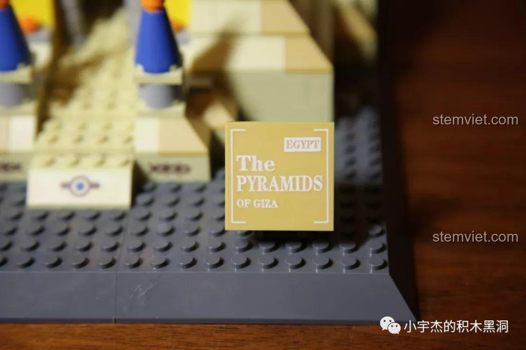 Cận cảnh lối vào và các chi tiết trang trí trên kim tự tháp.