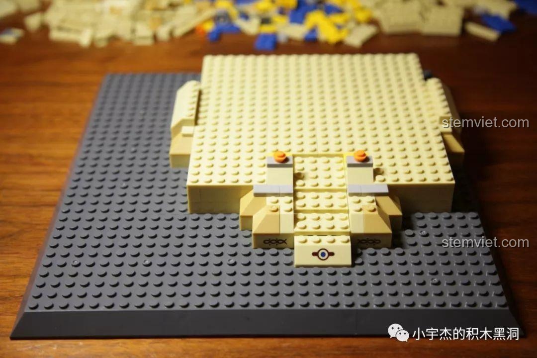 Các chi tiết in hoa văn Ai Cập cổ đại sắc nét trên các mảnh ghép.