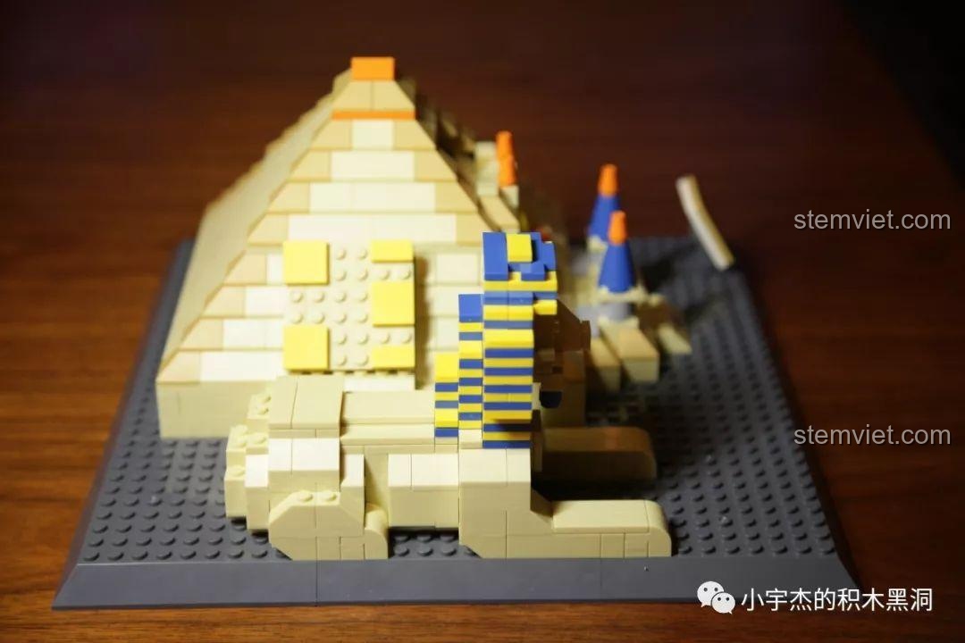 Góc nhìn bên phải của bộ lắp ghép Đại kim tự tháp Giza và Tượng Nhân sư.