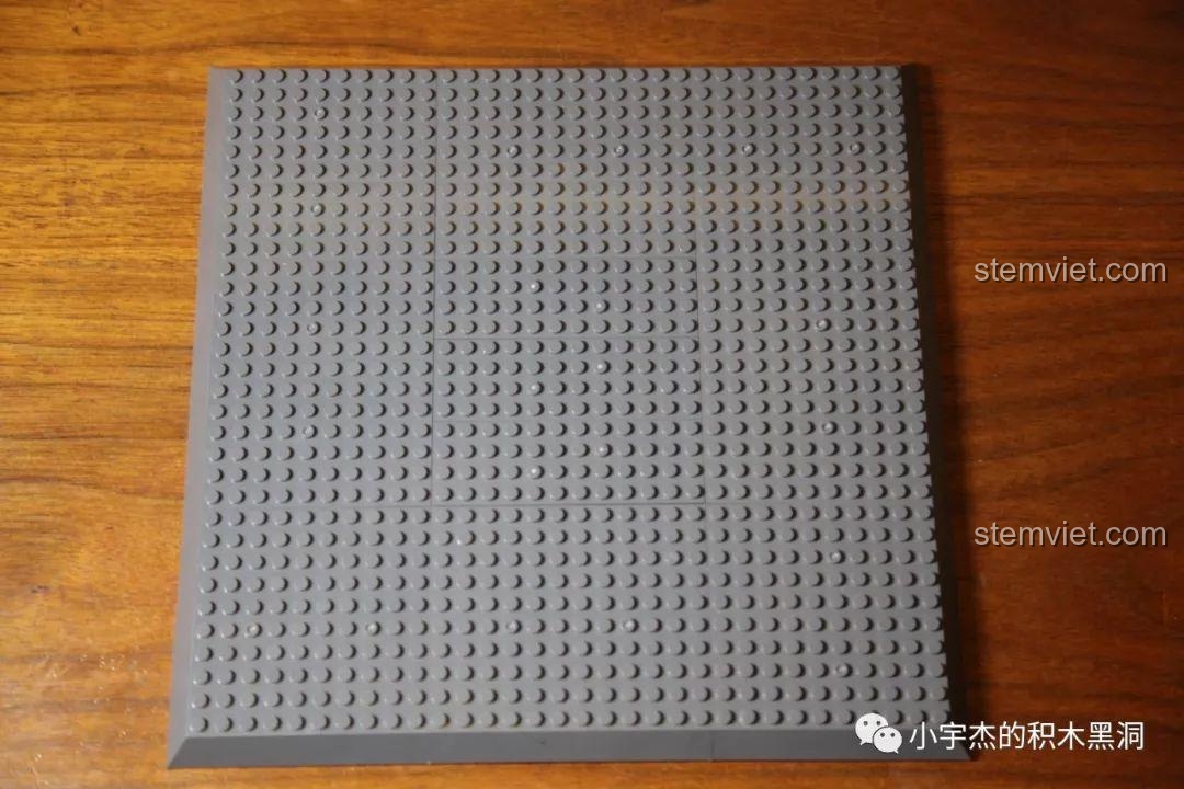 Quá trình lắp ráp phần đế nền cho mô hình Đại kim tự tháp Giza.