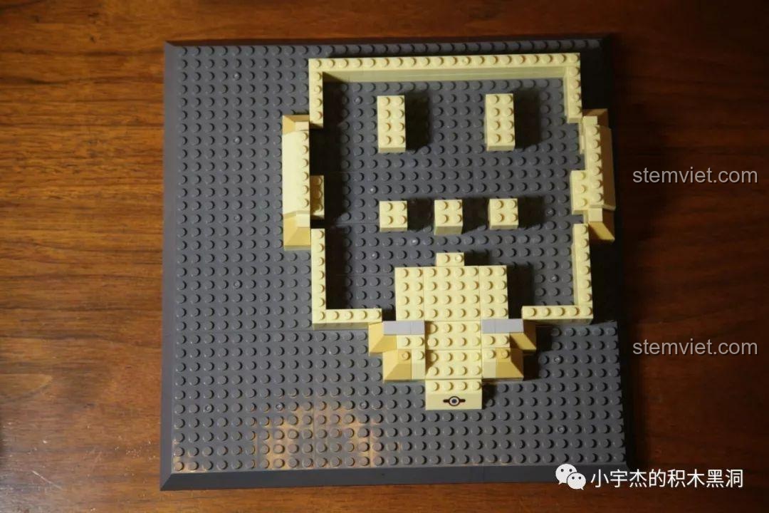 Bắt đầu xây dựng phần móng của kim tự tháp và Tượng Nhân sư.