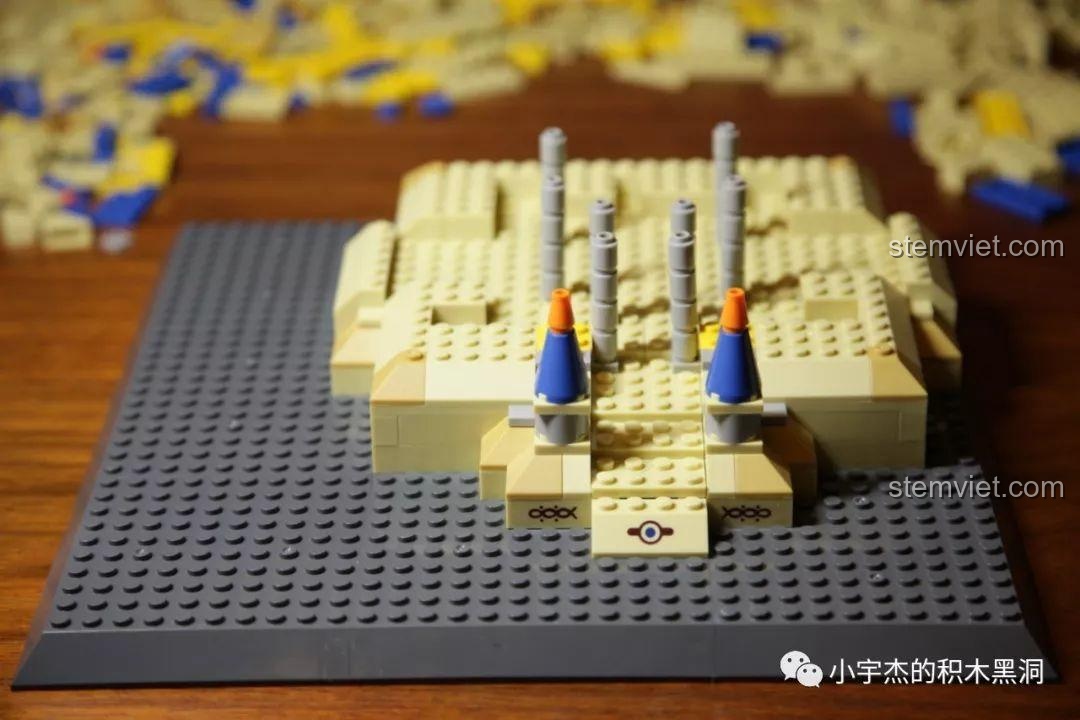 Xây dựng phần nội thất và các cột trụ bên trong kim tự tháp.