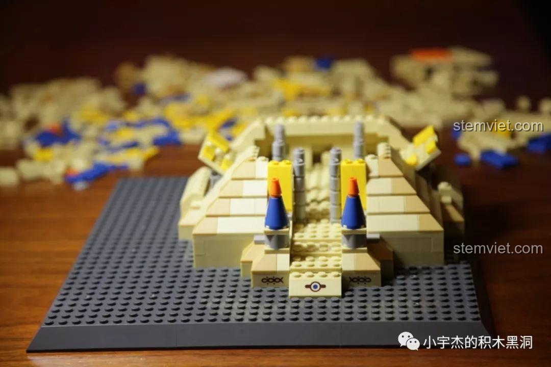 Hoàn thiện tầng đầu tiên của kim tự tháp với các chi tiết trang trí.