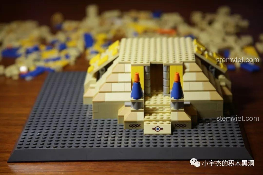 Lắp ráp phần mái che cho tầng một của kim tự tháp.