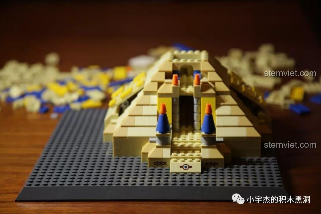 Tiếp tục xây dựng các tầng cao hơn của Đại kim tự tháp Giza.