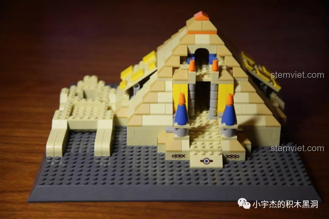 Bắt đầu lắp ráp mô hình Tượng Nhân sư với các chi tiết màu kem và xanh dương.