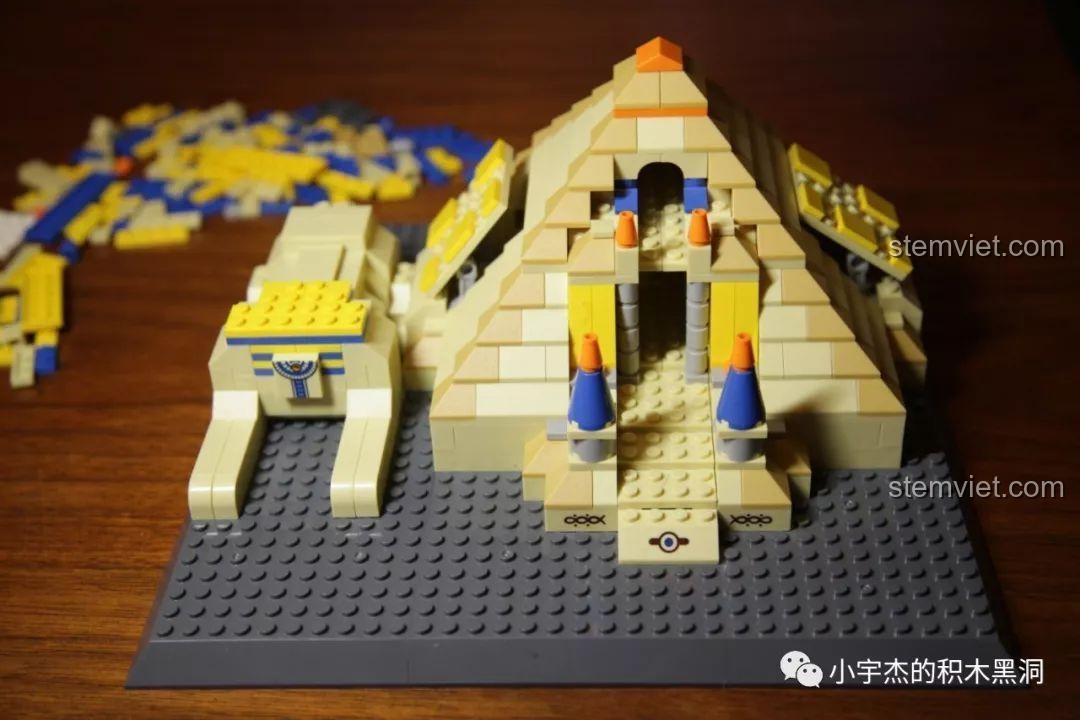 Mô hình Tượng Nhân sư dần thành hình với phần thân và chân.