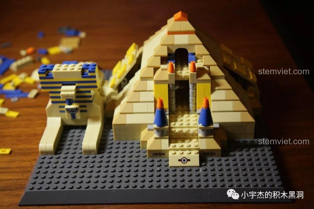 Hoàn thiện mô hình Tượng Nhân sư và đặt cạnh kim tự tháp.