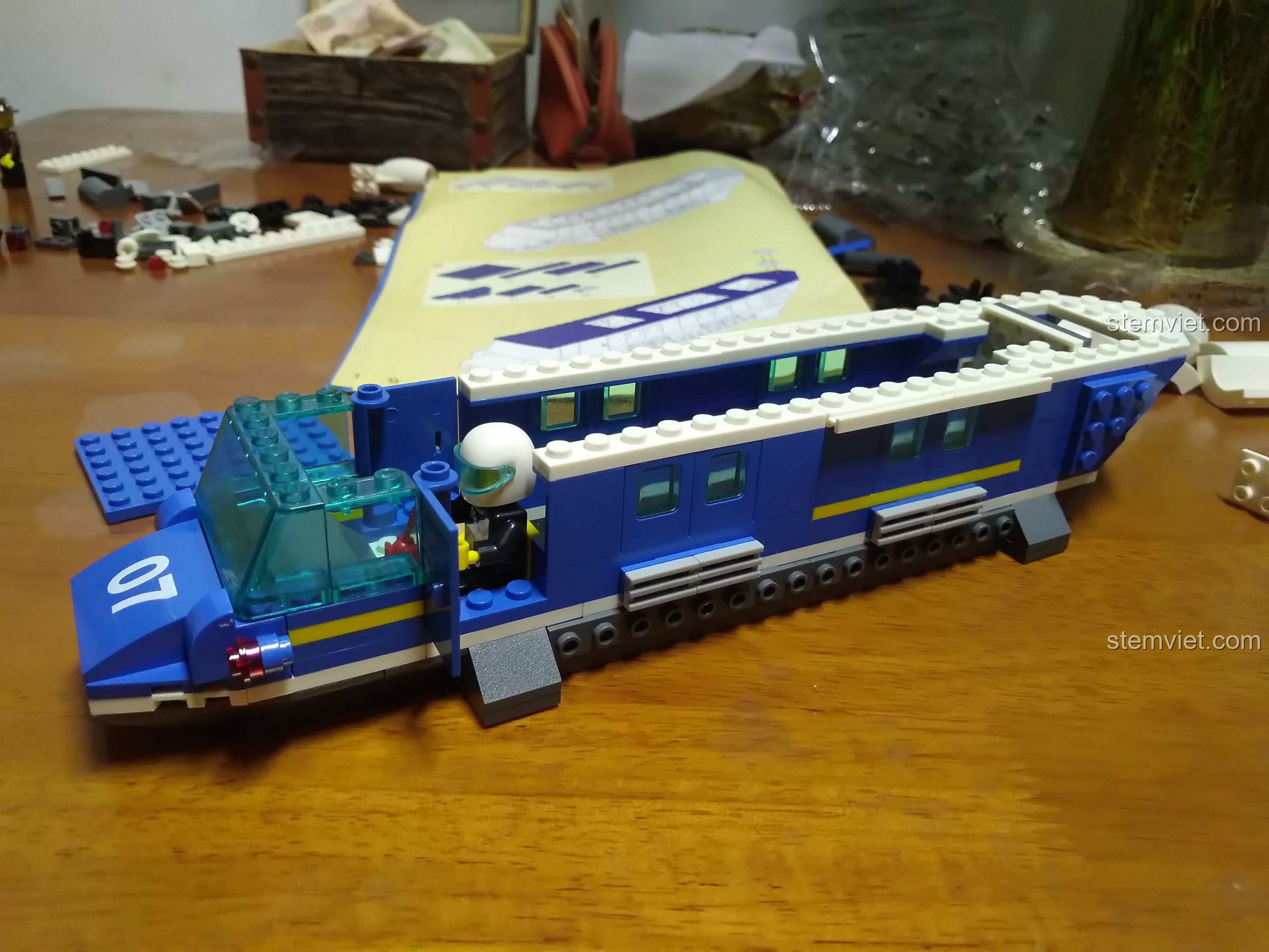 Cabin của trực thăng WANGE 52015 được lắp ráp, có minifigure phi công bên trong.