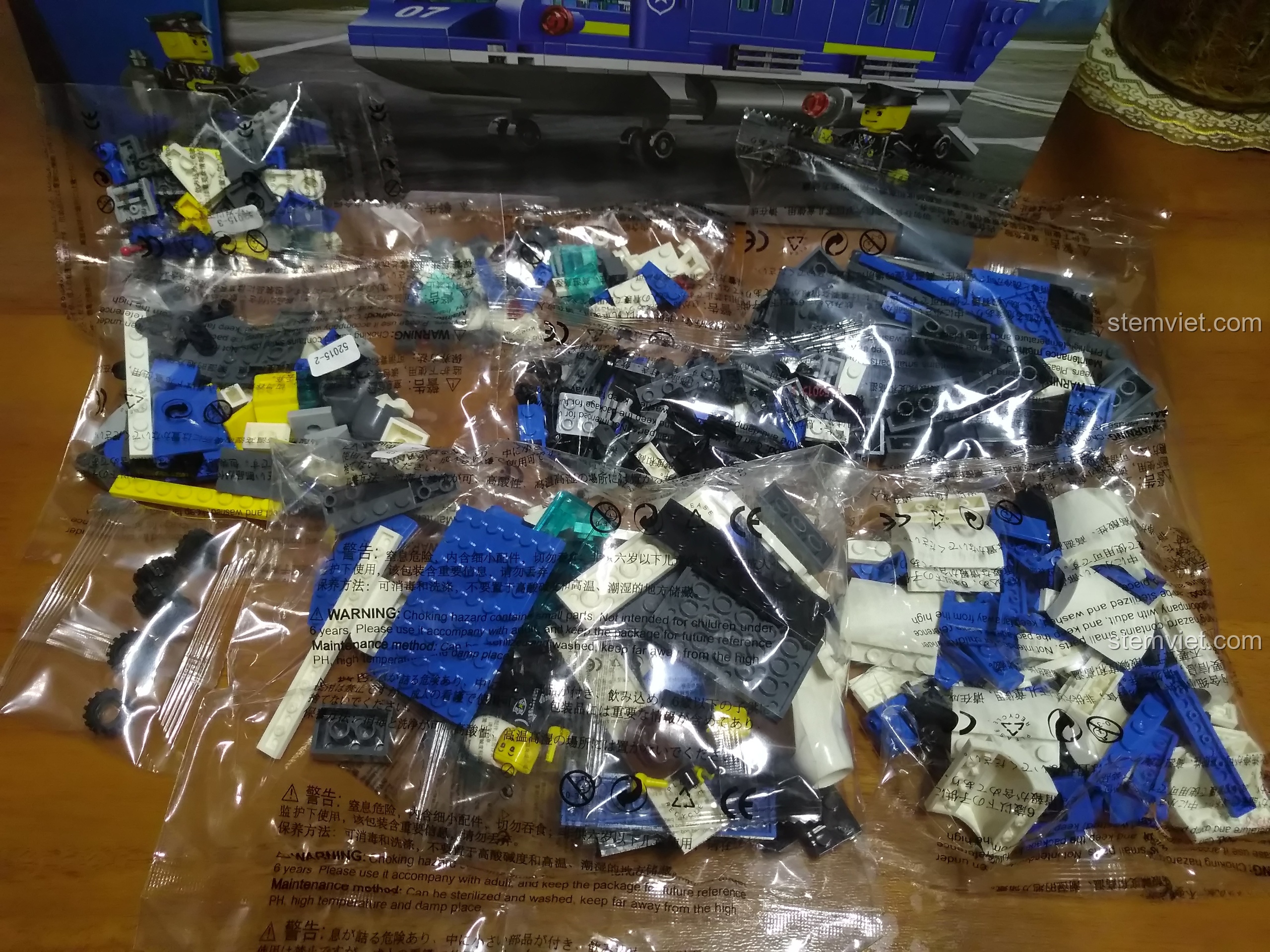 Các túi chi tiết của bộ lắp ráp WANGE 52015 được mở ra, lộ diện nhiều mảnh ghép màu sắc.