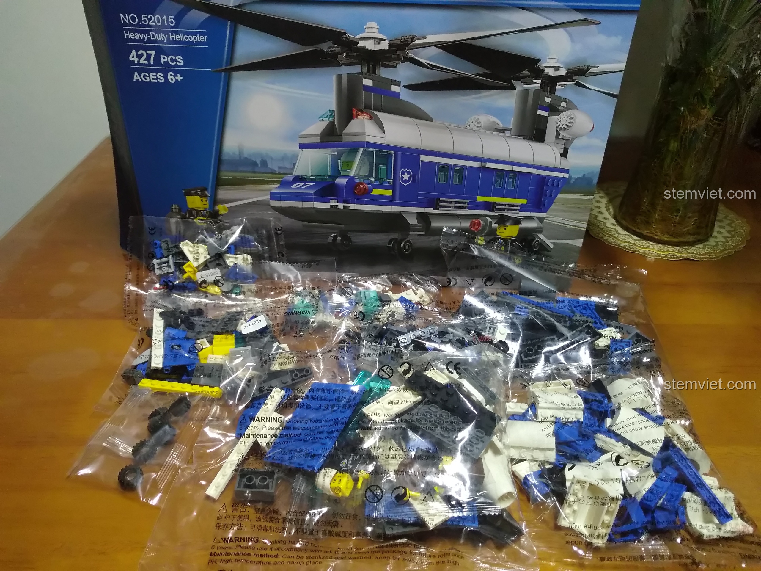 Hộp bộ lắp ráp WANGE 52015 và các túi chi tiết bên trong, sẵn sàng cho việc lắp ráp.